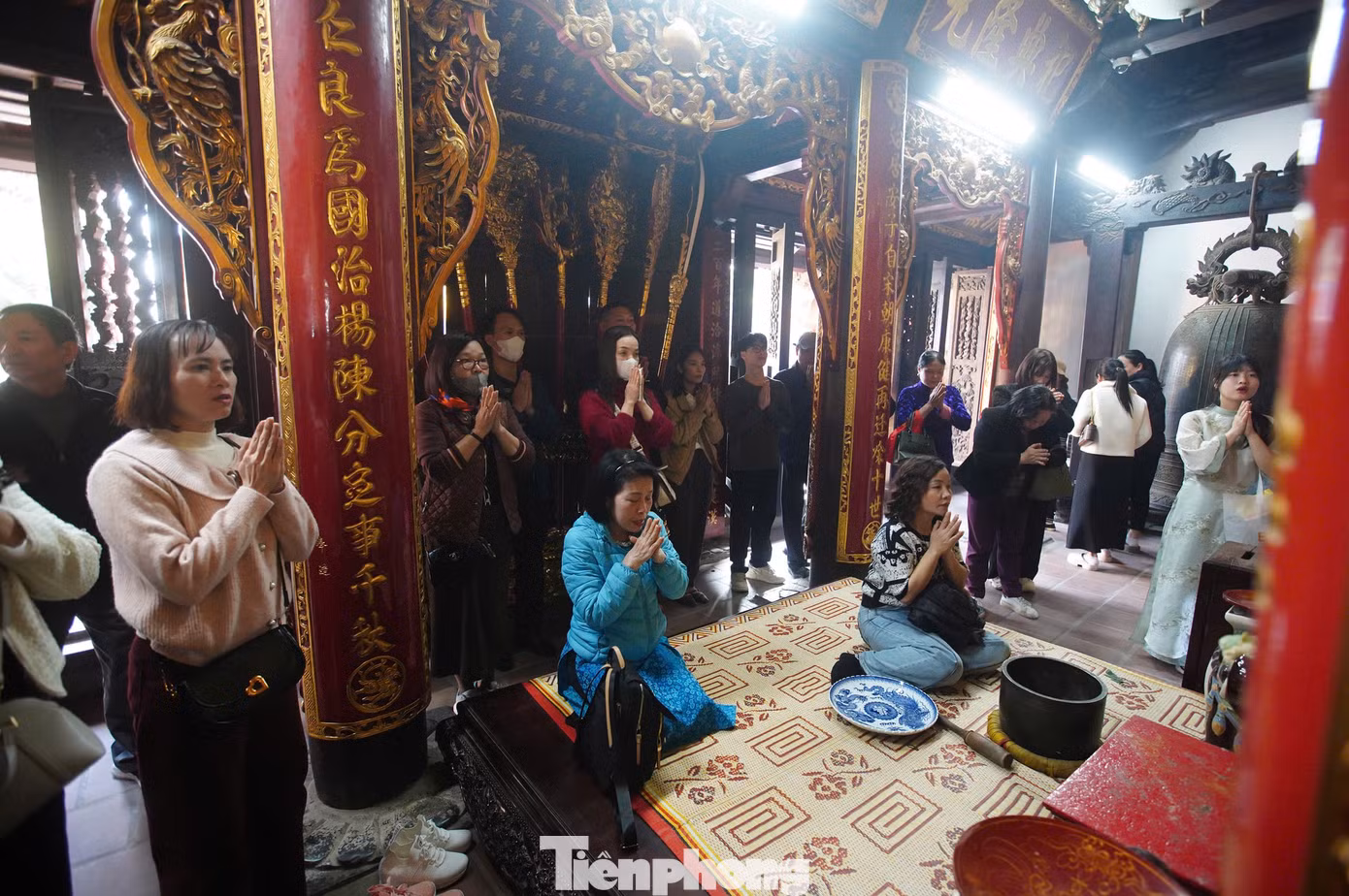 Sau khi dâng lễ, thành tâm cúng bái, nhiều du khách chọn ở lại trong khuôn viên khu di tích đền Trần và đợi chờ đến thời điểm khai ấn và phát ấn.