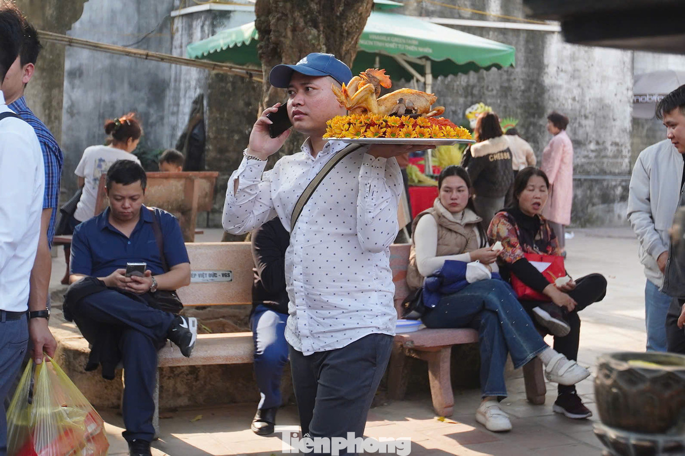 Phần lớn du khách tỉ mỉ chuẩn bị mâm lễ với niềm tin những mong cầu của bản thân sớm thành hiện thực. Ngoài mâm lễ với hoa quả, bánh kẹo, một số du khách chuẩn bị mâm lễ với gà và xôi.