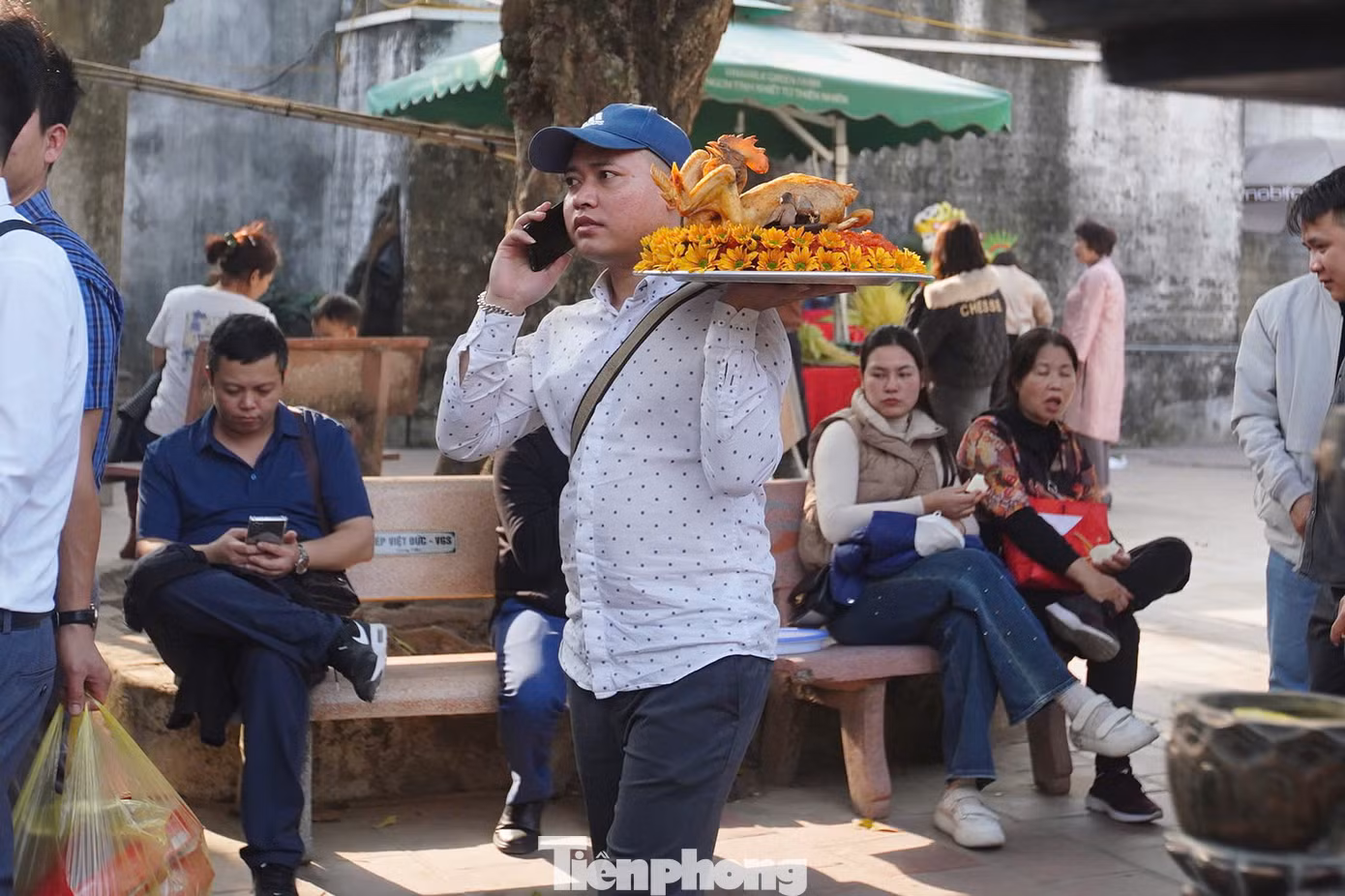 Phần lớn du khách tỉ mỉ chuẩn bị mâm lễ với niềm tin những mong cầu của bản thân sớm thành hiện thực. Ngoài mâm lễ với hoa quả, bánh kẹo, một số du khách chuẩn bị mâm lễ với gà và xôi.