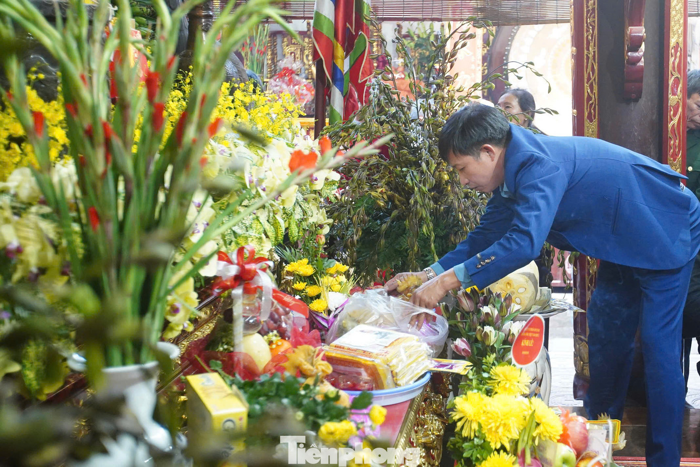 Trong nội dung, rất đông du khách đã vào dâng lễ.