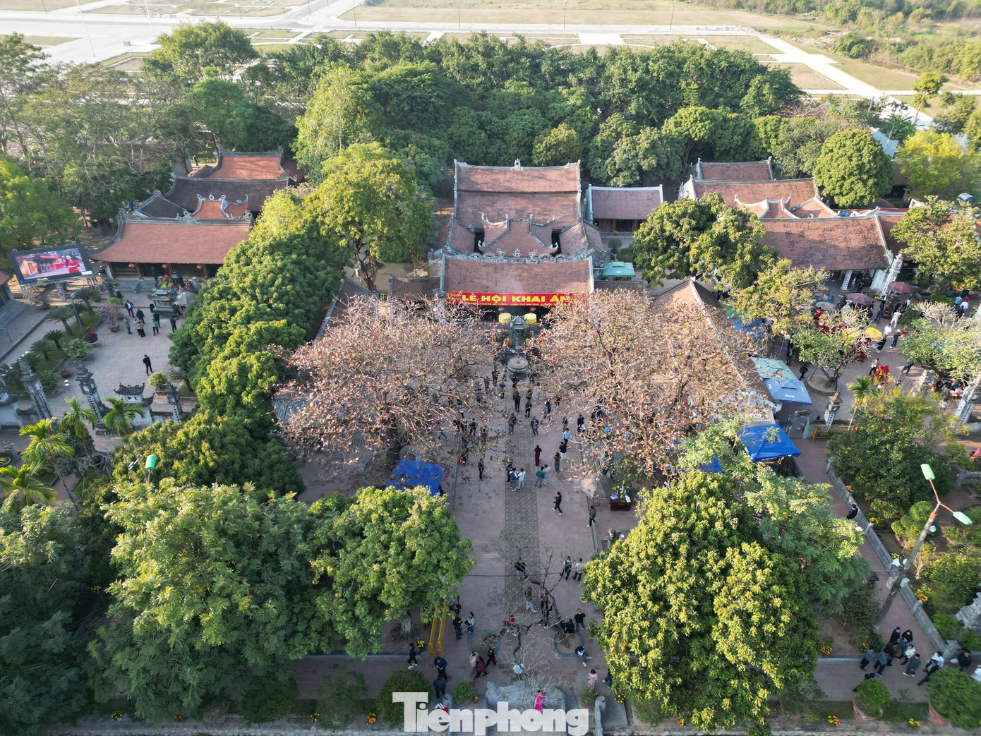 Chiều 11/2, trời ấm lên tạo điều kiện thuận lợi cho người dân du xuân, chiêm bái.