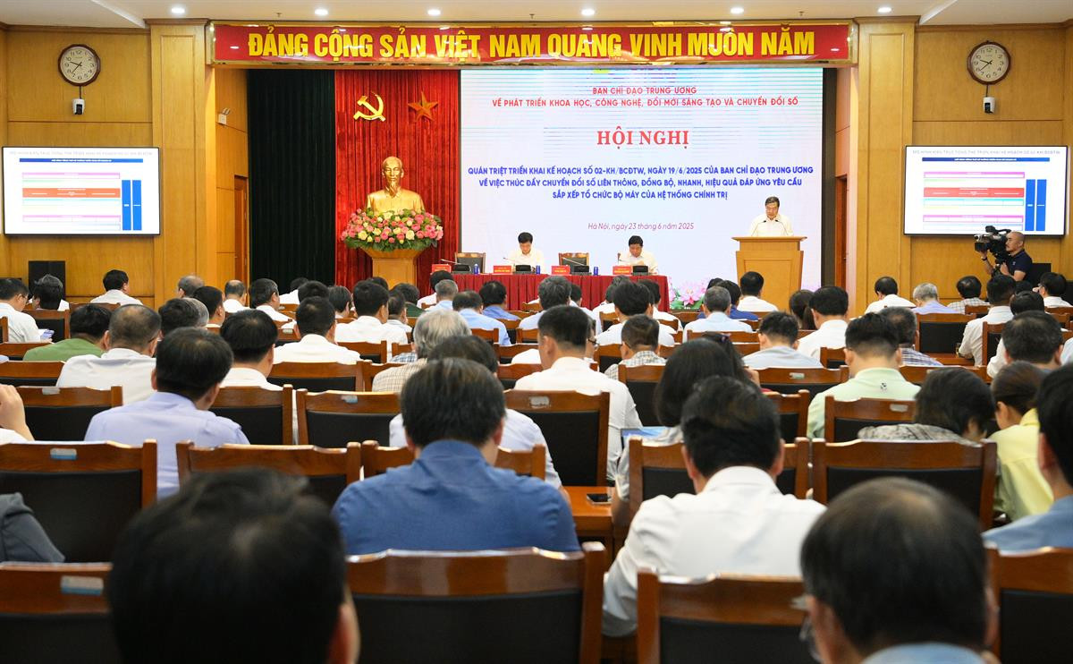 Hội nghị được tổ chức theo hình thức trực tiếp kết hợp trực tuyến kết nối tới điểm cầu các địa phương.