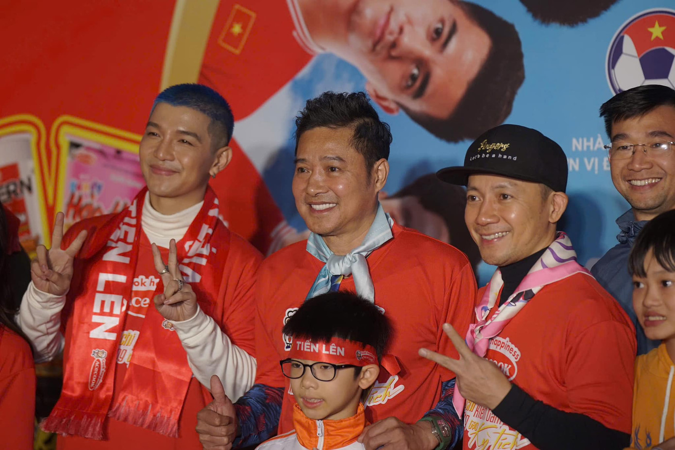 Dàn Anh trai vượt ngàn chông gai nhiều lần có mặt tại sân Việt Trì (Phú Thọ) để cổ vũ đội tuyển Việt Nam.