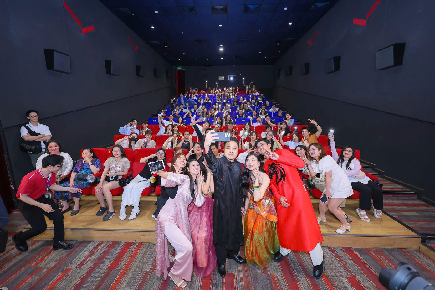 &quot;Từ ngày 30/4-2/5, 3 phim Việt là Địa đạo: Mặt trời trong bóng tối, Thám tử Kiên: Kỳ án không đầuvà Lật mặt 8: Vòng tay nắngluôn nằm thay phiên nhau giữ vị trí đầu tiên về doanh thu, suất chiếu và số vé bán ra. Các phim duy trì trên 15 suất chiếu/ngày. Chúng tôi đã bán khoảng 30.000 vé trong những ngày vừa qua&quot;, chị Mạc Thị Thủy cho biết.