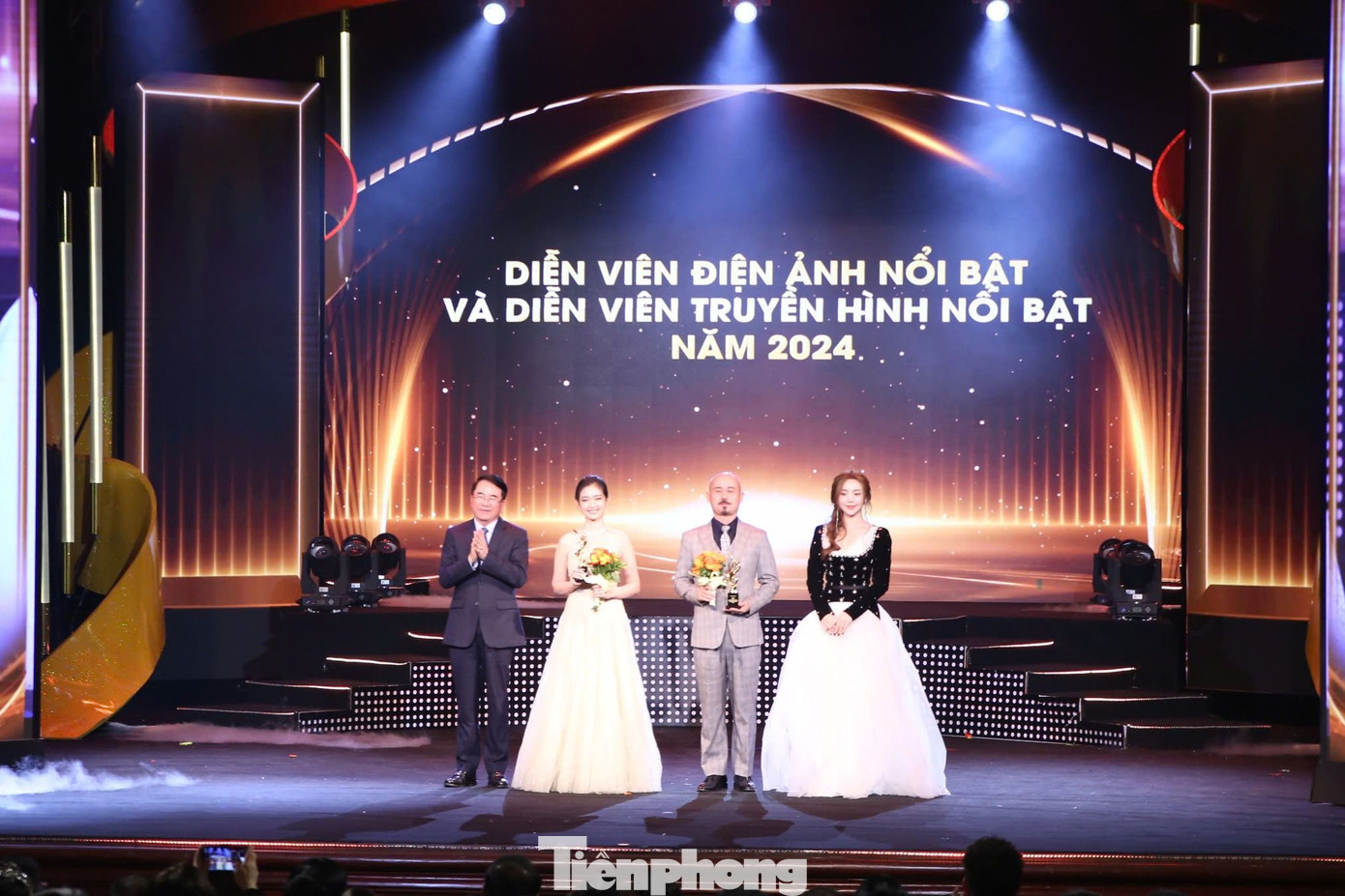 Diễn viên Vĩnh Xương, Ngọc Xuân được vinh danh là ở hạng mục diễn viên truyền hình và điện ảnh nổi bật của năm. Ảnh: Gia Linh. Diễn viên Vĩnh Xương, Ngọc Xuân được vinh danh là ở hạng mục diễn viên truyền hình và điện ảnh nổi bật của năm. Ảnh: Gia Linh.