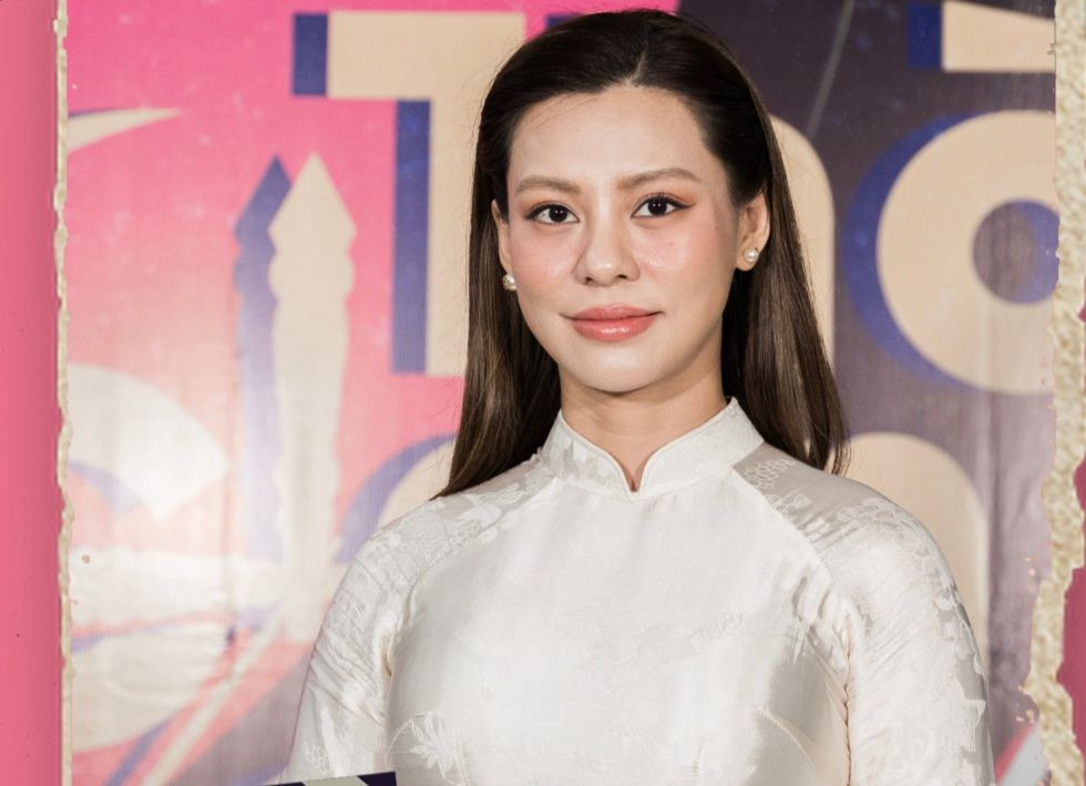 Nữ ca sĩ mong muốn khán giả có thể nhắm mắt để nghe cho chuẩn những lời cô hát. Nữ ca sĩ mong muốn khán giả có thể nhắm mắt để nghe cho chuẩn những lời cô hát.