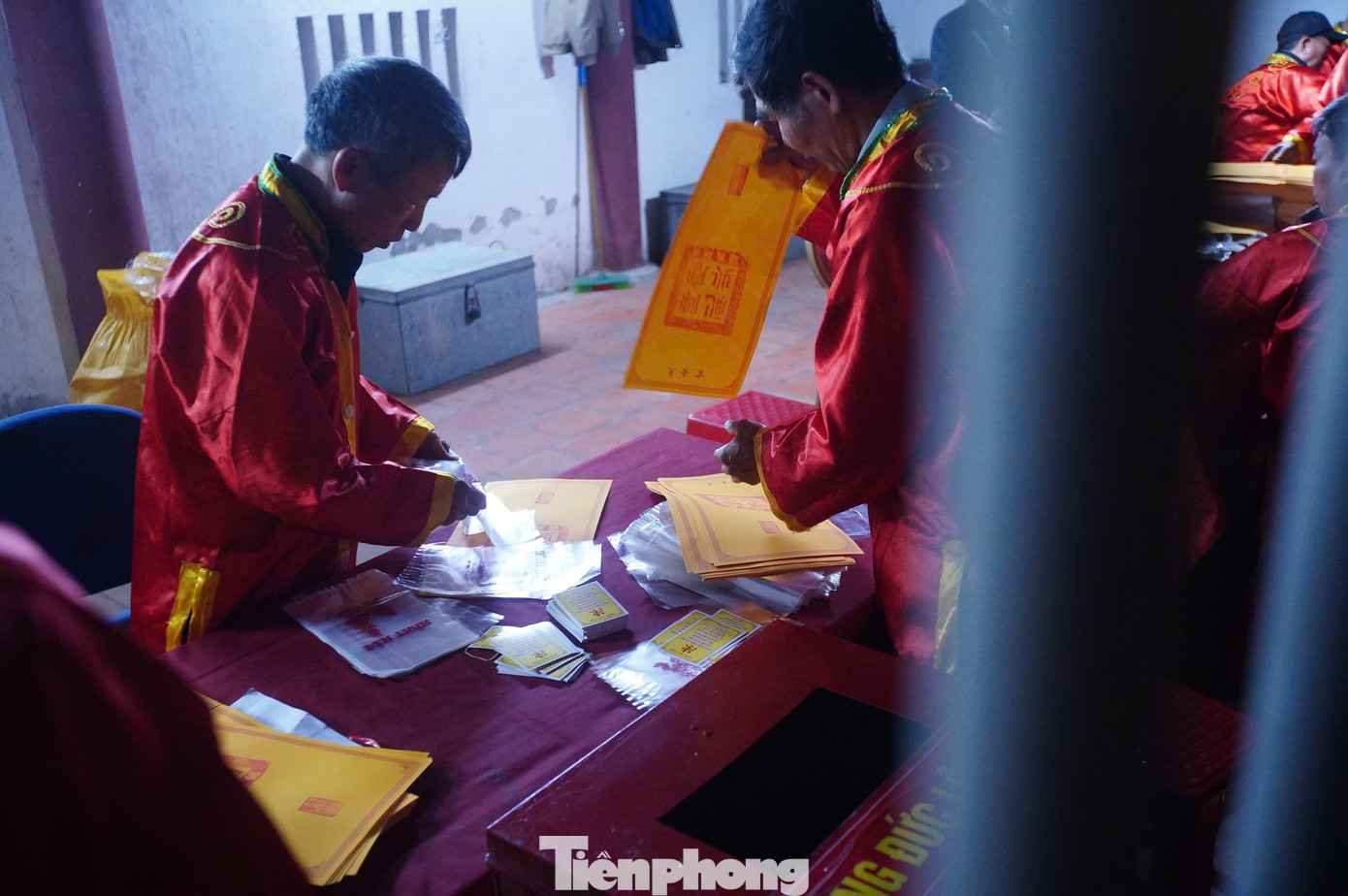 Những người phụ trách phát ấn làm việc không ngơi tay khi lượng khách đổ về đây tăng cao. Từ 5h-5h40 sáng 12/2 (ngày 15 tháng Giêng) ấn đã được phát hết cho lượt khách đầu tiên. Phần lớn đây là khách đã đợi cả đêm ngoài cổng đền.