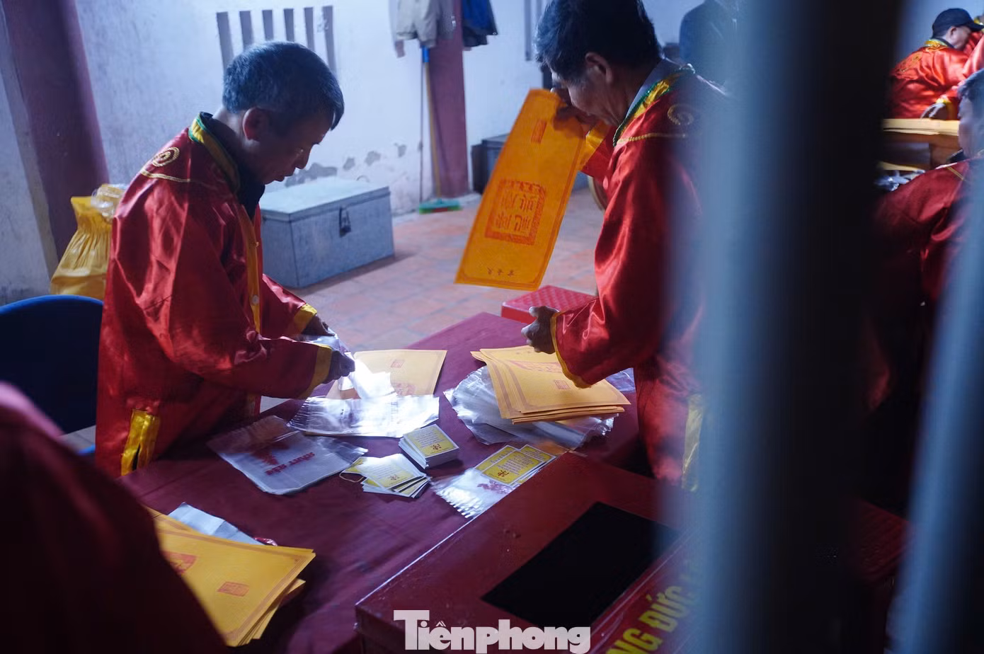 Những người phụ trách phát ấn làm việc không ngơi tay khi lượng khách đổ về đây tăng cao. Từ 5h-5h40 sáng 12/2 (ngày 15 tháng Giêng) ấn đã được phát hết cho lượt khách đầu tiên. Phần lớn đây là khách đã đợi cả đêm ngoài cổng đền.