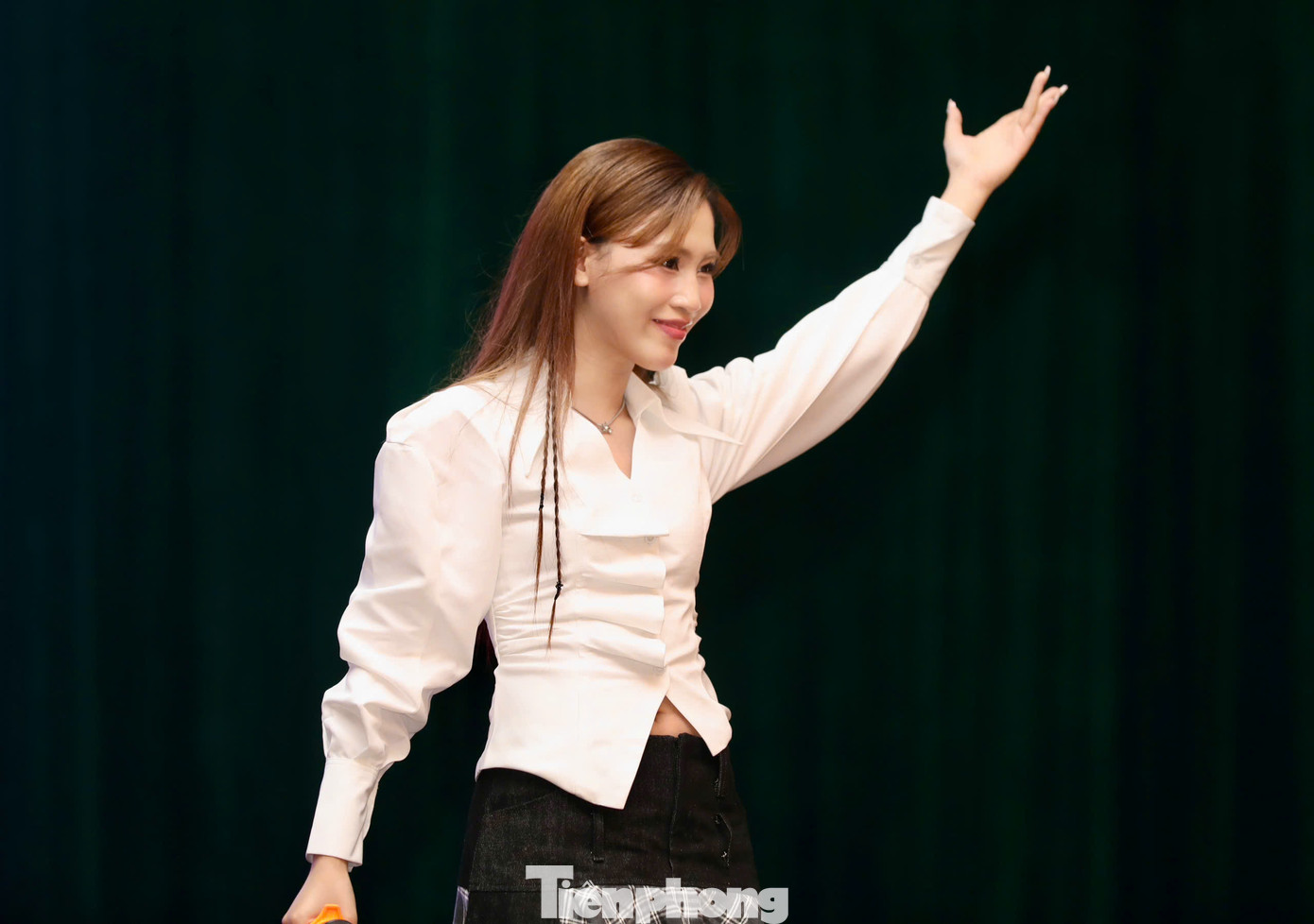 “Đây là lần đầu Haley được trình diễn trong một cuộc thi sắc đẹp lớn. Bên cạnh cảm giác hồi hộp và một chút áp lực, Haley còn thực sự choáng ngợp trước nhan sắc rực rỡ của các bạn sinh viên tham gia Ngày Hội tuyển sinh HHVN hôm nay", Haley chia sẻ.