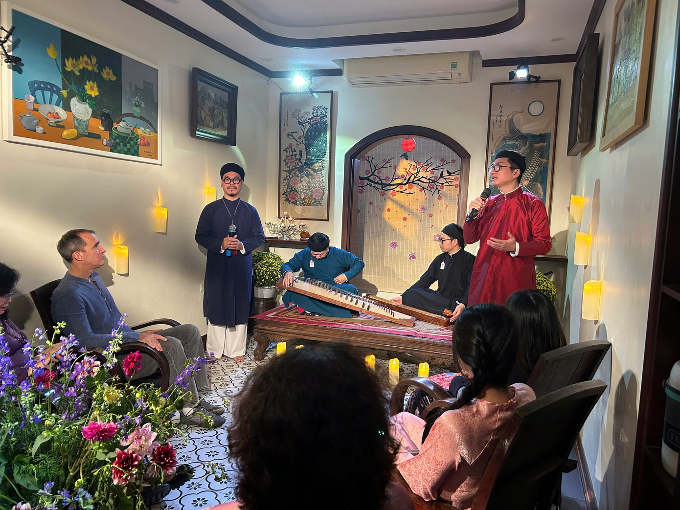 Các nghệ nhân biểu diễn nghệ thuật dân gian truyền thống trước khi bắt đầu tọa đàm.