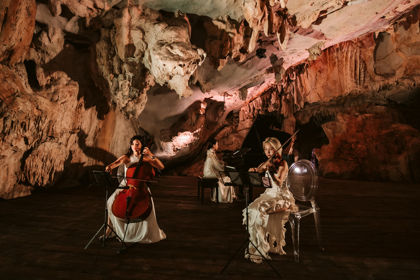 Dàn nhạc biểu diễn khi du khách trải nghiệm ẩm thực Quảng Ninh.