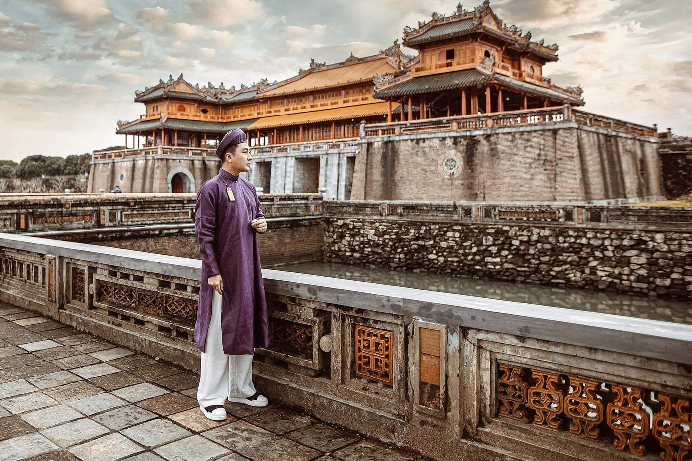 Du khách không muốn bỏ lỡ cơ hội ghi lại khoảnh khắc trước Ngọ Môn - biểu tượng của Kinh thành Huế.