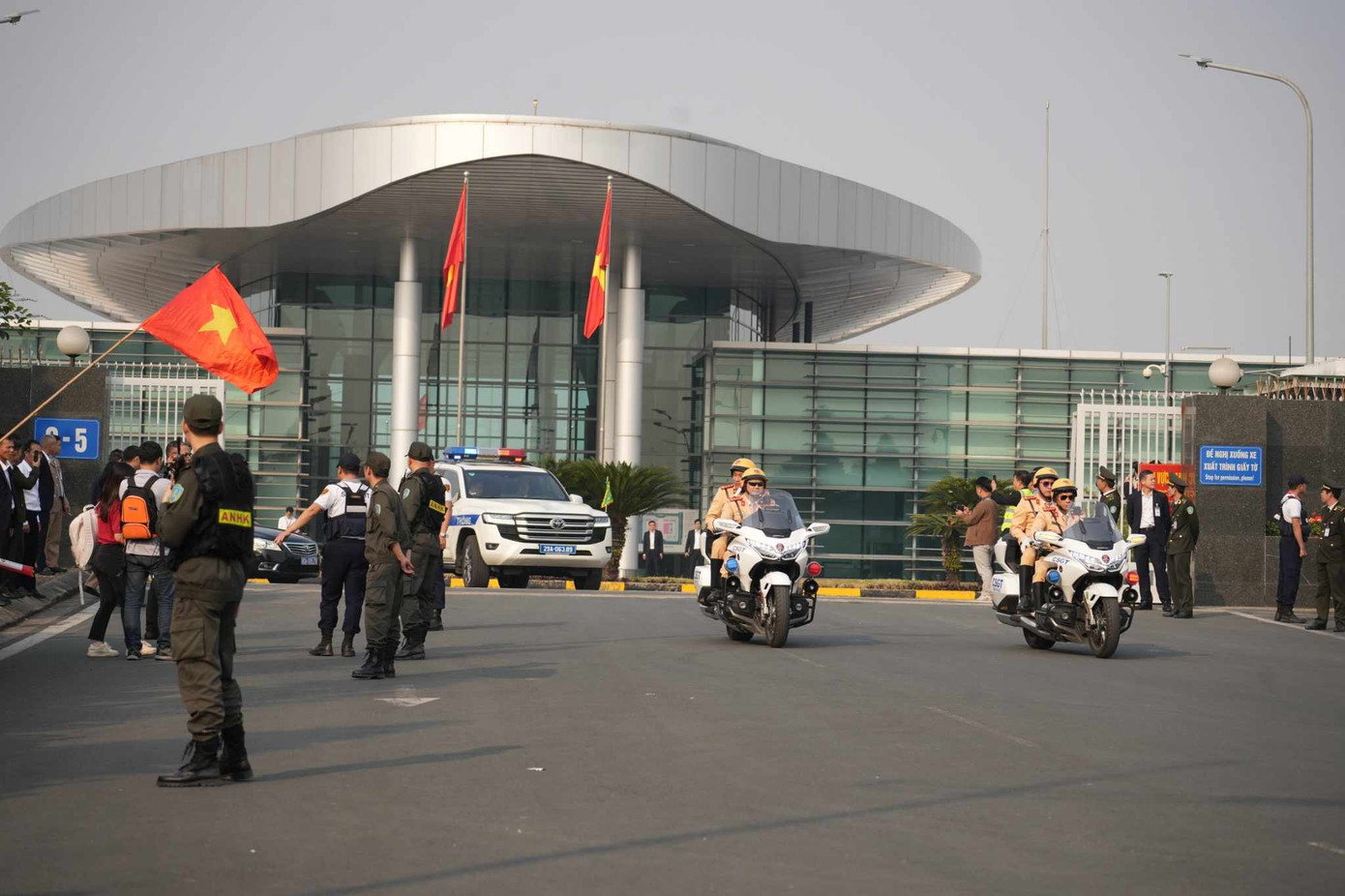 Theo kế hoạch, chuyến xe đặc biệt sẽ đưa đội tuyển Việt Nam di chuyển theo cung đường Hùng Vương và một số tuyến đường trung tâm trước khi đưa các cầu thủ về nghỉ tại khách sạn tại Mỹ Đình