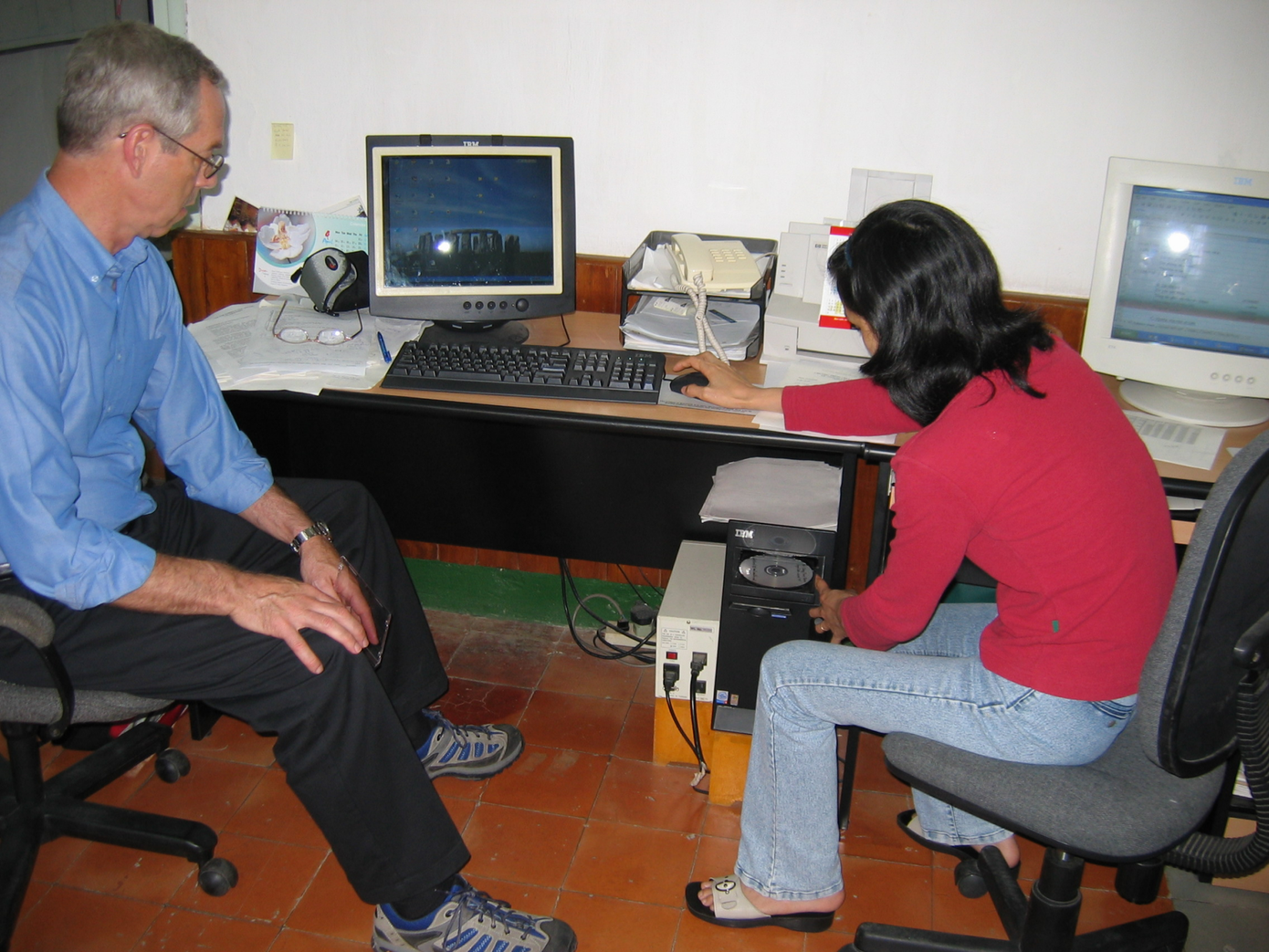 Ted Engelmann trao lại đĩa CD cho người sống gần nhà liệt sĩ Đặng Thùy Trâm để cô xác nhận thông tin. Ảnh: NVCC. Ted Engelmann trao lại đĩa CD cho người sống gần nhà liệt sĩ Đặng Thùy Trâm để cô xác nhận thông tin. Ảnh: NVCC.