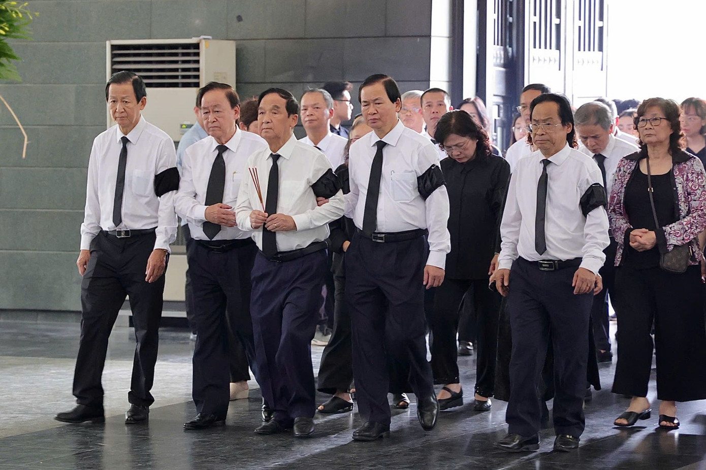 Đông đảo người thân, bạn bè, đồng nghiệp, hậu bối đến tiễn đưa PGS.TS Nguyễn Lân Cường. Ảnh: Nguyễn Hà Nam. Đông đảo người thân, bạn bè, đồng nghiệp, hậu bối đến tiễn đưa PGS.TS Nguyễn Lân Cường. Ảnh: Nguyễn Hà Nam.