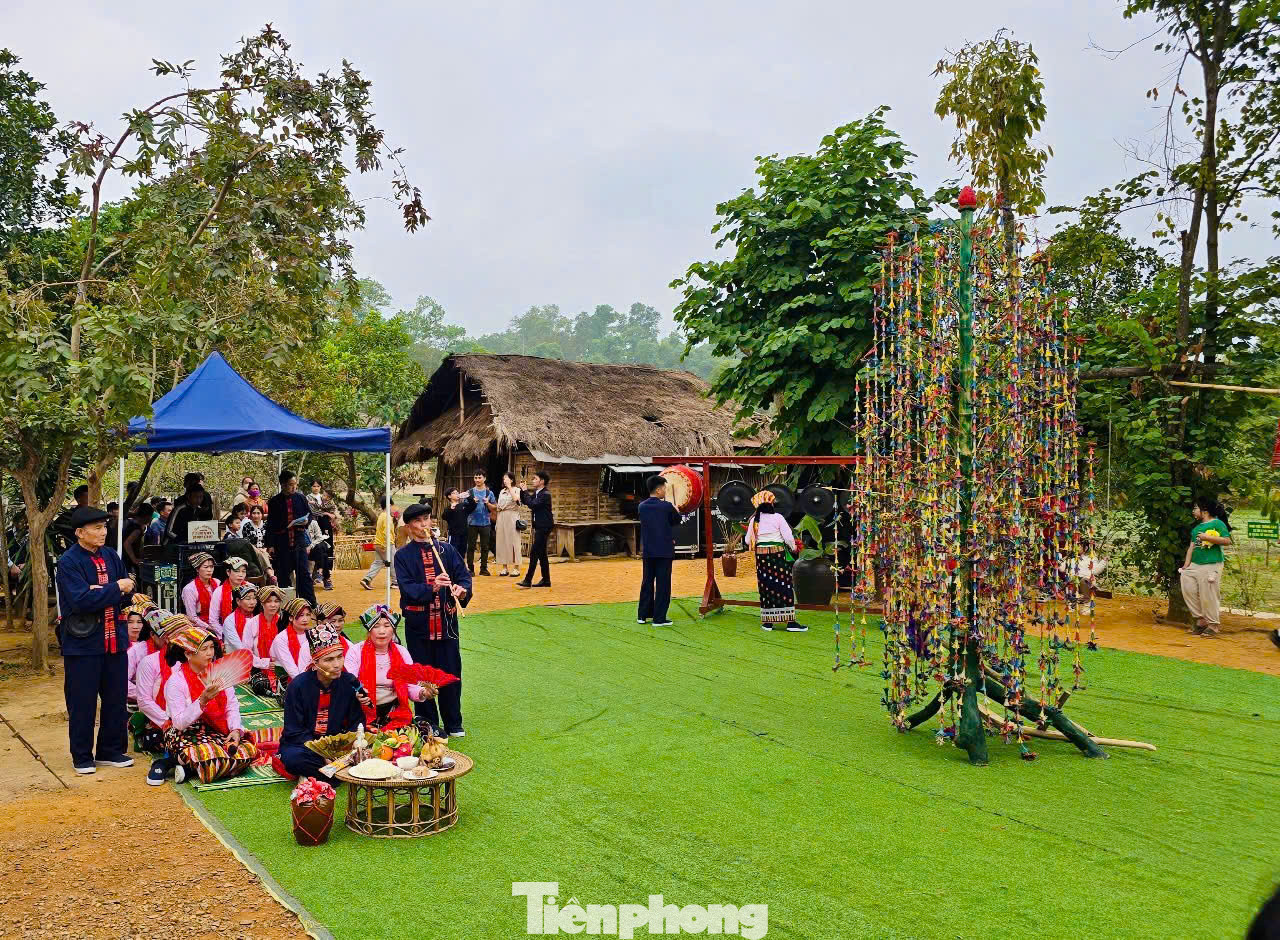 Kin Chiêng Boọc Mạy - lễ hội hát múa ăn mừng dưới cây bông là nét đẹp văn hóa tinh thần độc đáo, lâu đời của cộng đồng người Thái ở huyện Như Thanh (Thanh Hóa) được tái hiện trong ngày hội Sắc xuân trên mọi miền Tổ quốc năm 2025 tại Làng Văn hóa - Du lịch các dân tộc Việt Nam (Đồng Mô, Sơn Tây, Hà Nội).