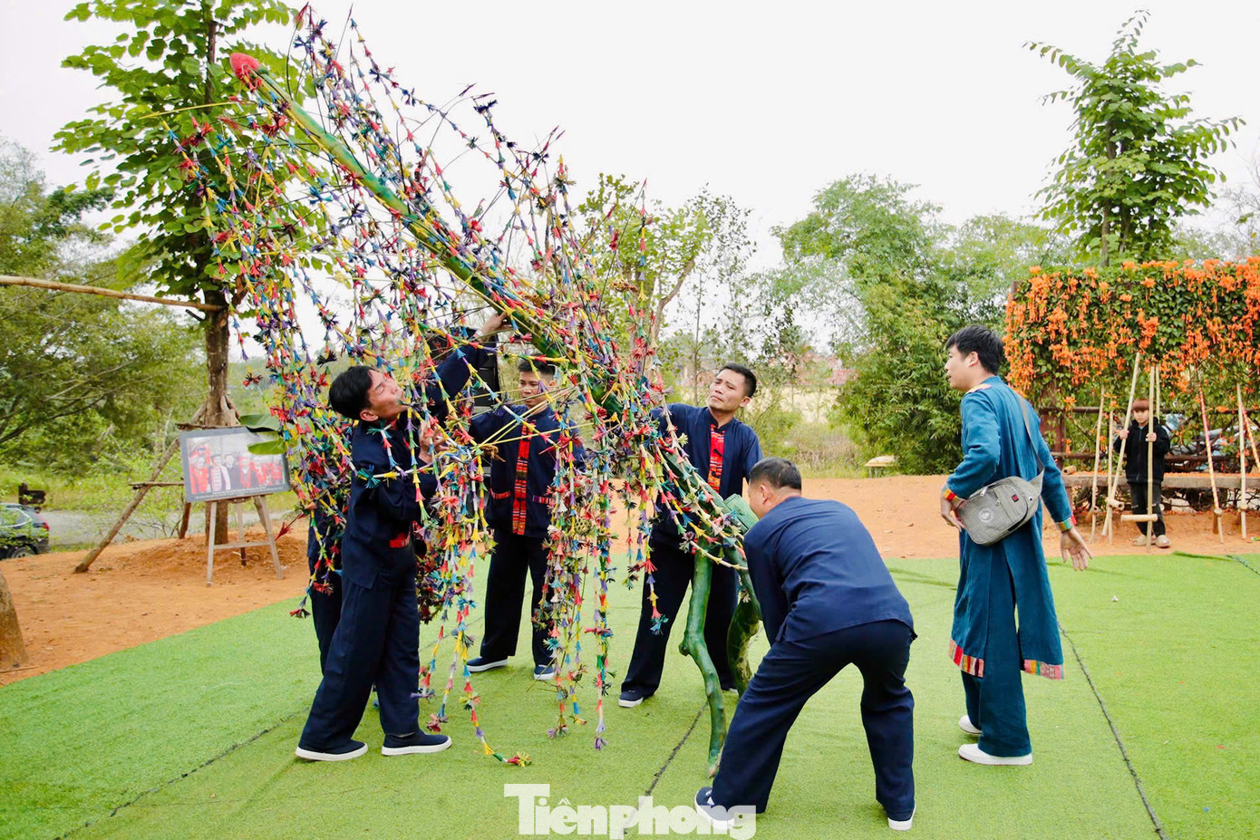 Thông thường, thân cây bông được làm bằng tre hoặc luồng, với hàng ngàn bông hoa đủ loại màu sắc xanh, đỏ, tím, vàng. Hoa được gọt, tiện từ thân cây trong rừng như cây sao, trám, chôm… Sau đó đem đồ chín, phơi khô và nhuộm màu bằng nhựa. Các loại vỏ cây cũng lấy trong rừng như cây sấu, nghèn vàng, cánh kiến…