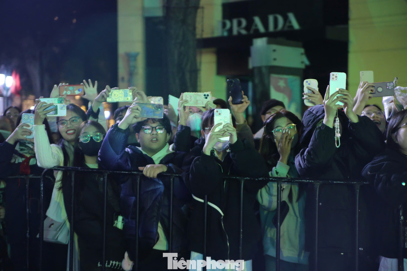 Chương trình nghệ thuật đặc biệt mừng Đảng, mừng Xuân, mừng đất nước đổi mới với chủ đề 95 năm - Ánh sáng soi đường thu hút hàng trăm người dân theo dõi trực tiếp. Gần như không một khán giả nào rời đi cho đến khi chương trình kết thúc. Chương trình được đầu tư từ kịch bản, âm nhạc, cho đến hiệu ứng sân khấu đã níu chân hàng trăm người dân khu vực xung quanh khu vực Quảng trường Cách mạng Tháng Tám.