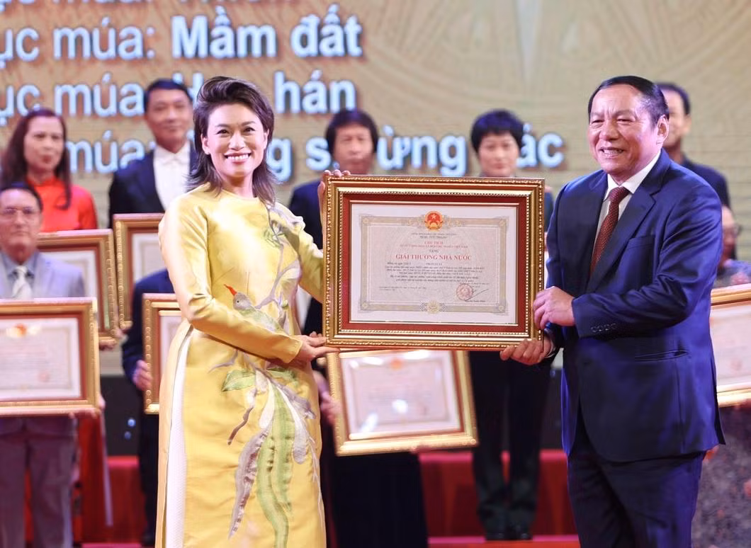 Năm 2022, NSND Trần Ly Ly được trao tặng Giải thưởng Nhà nước về Văn học Nghệ thuật cho các tác phẩm múa: Thiền, Mầm đất, Hạn hán và Dũng sĩ rừng Sác.