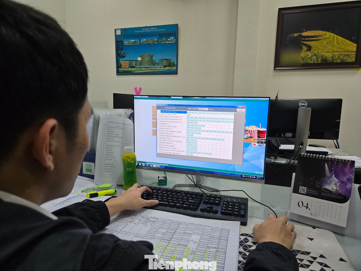 Trưởng phòng Chiếu phim và trưng bày điện ảnh, Trung tâm Chiếu phim Quốc gia cho biết thêm trong ngày 1/5 cao điểm, Địa đạo: Mặt trời trong bóng tối có 21 suất chiếu, Thám tử Kiên: Kỳ án không đầu có 19 suất chiếu và Lật mặt 8: Vòng tay nắng có 16 suất chiếu. Các phim liên tục được sắp xếp thay đổi lịch chiếu, suất chiếu dựa theo nhu cầu của khách hàng.