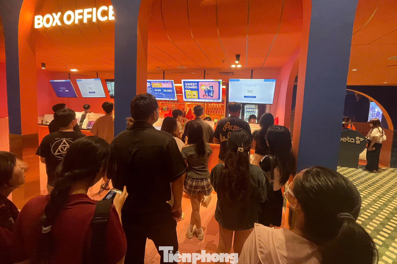 Các rạp chiếu phim trên địa bàn thành phố Hà Nội tiếp tục mở cửa đón khách trong những ngày nghỉ lễ cuối cùng. Khán giả đổ ra rạp để thưởng thức những tác phẩm điện ảnh chất lượng.