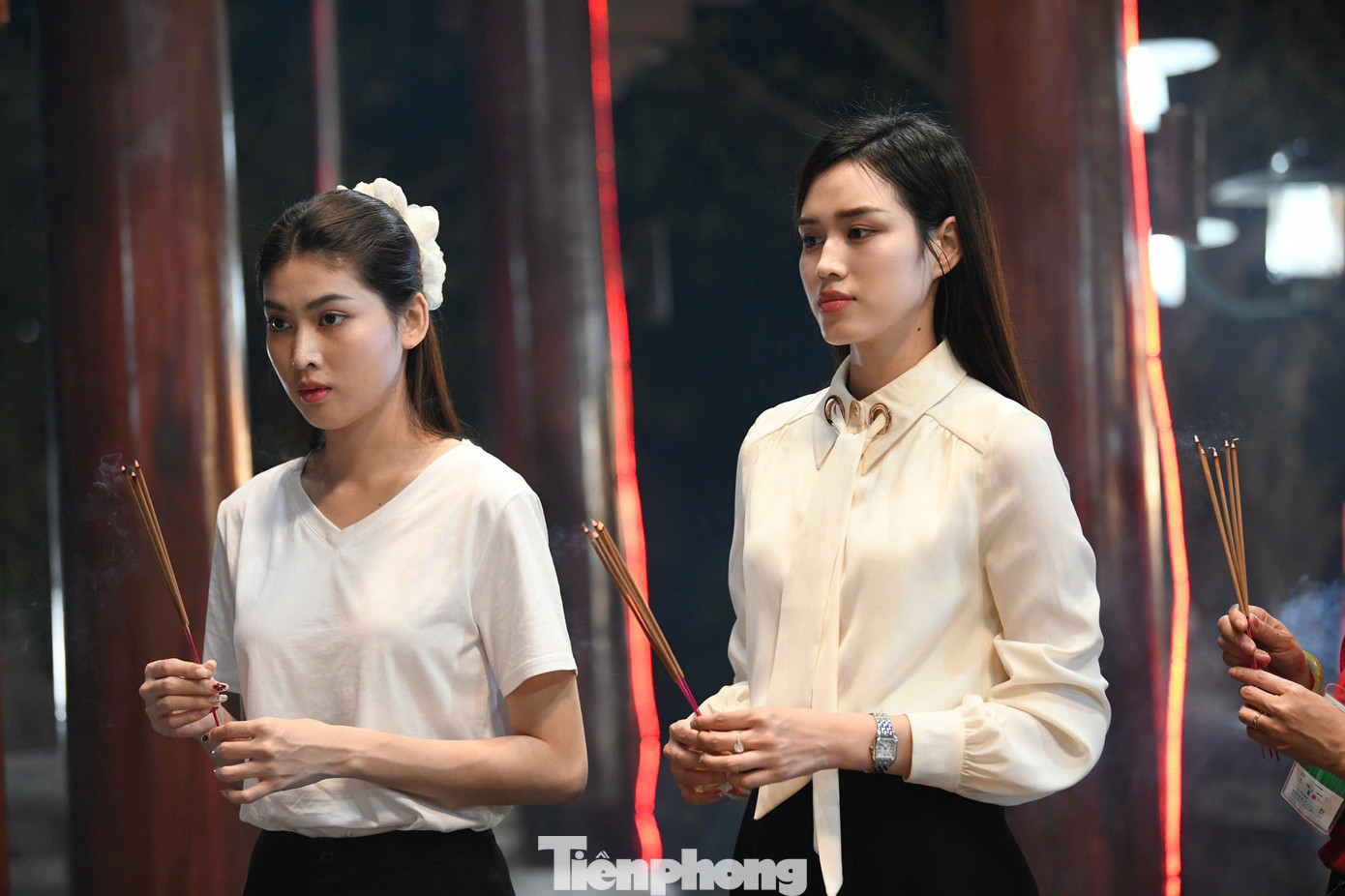 Lễ dâng hương, dâng hoa tưởng niệm, tri ân các anh hùng liệt sĩ đã anh dũng hy sinh trong chiến dịch giải phóng Quảng Trị, bảo vệ Thành cổ được long trọng tổ chức bên bờ sông Thạch Hãn.