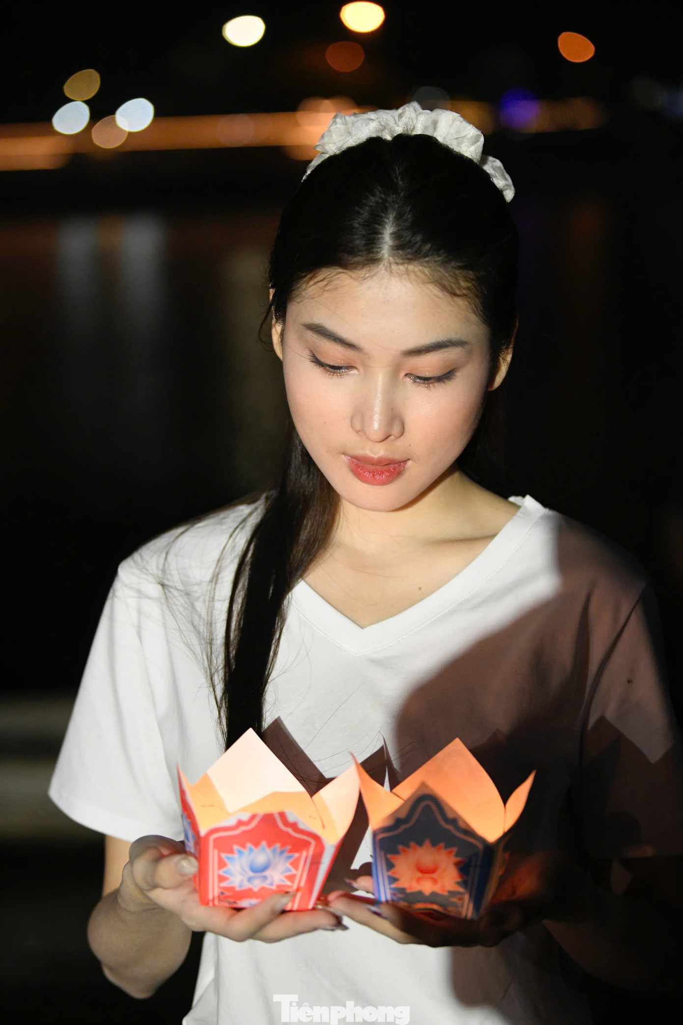 Những đóa hoa thể hiện lòng biết ơn sâu sắc, truyền thống và đạo lý uống nước nhớ nguồn của thế hệ sau đối với những bậc tiền nhân.