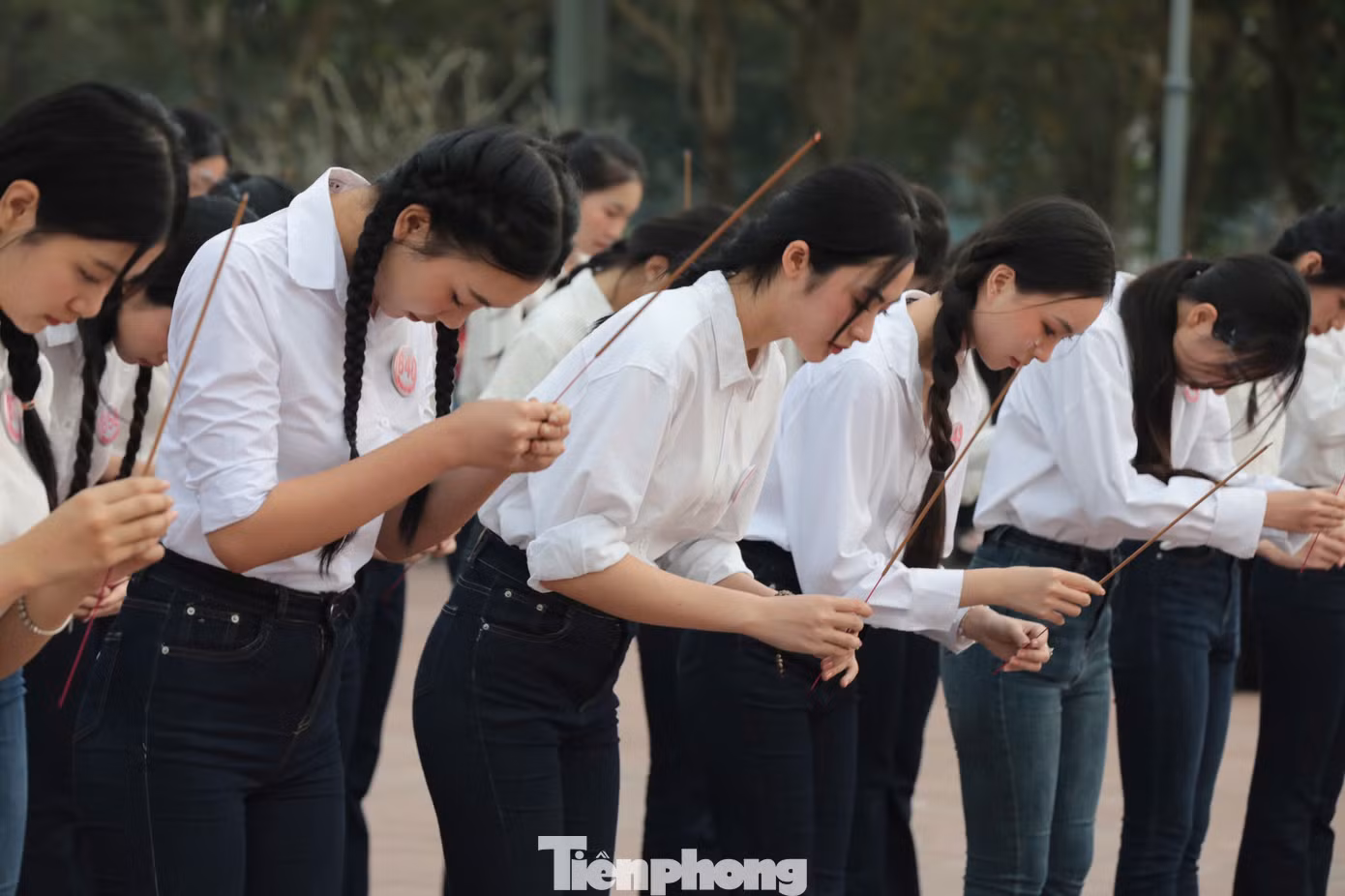 Dâng hương tại di tích Thành cổ Quảng Trị khiến nhiều thí sinh xúc động. Nhiều cô gái không kìm được nước mắt khi nghĩ về những công lao của thế hệ cha anh. Họ đã hy sinh để thế hệ trẻ có được hòa bình, độc lập như ngày hôm nay.