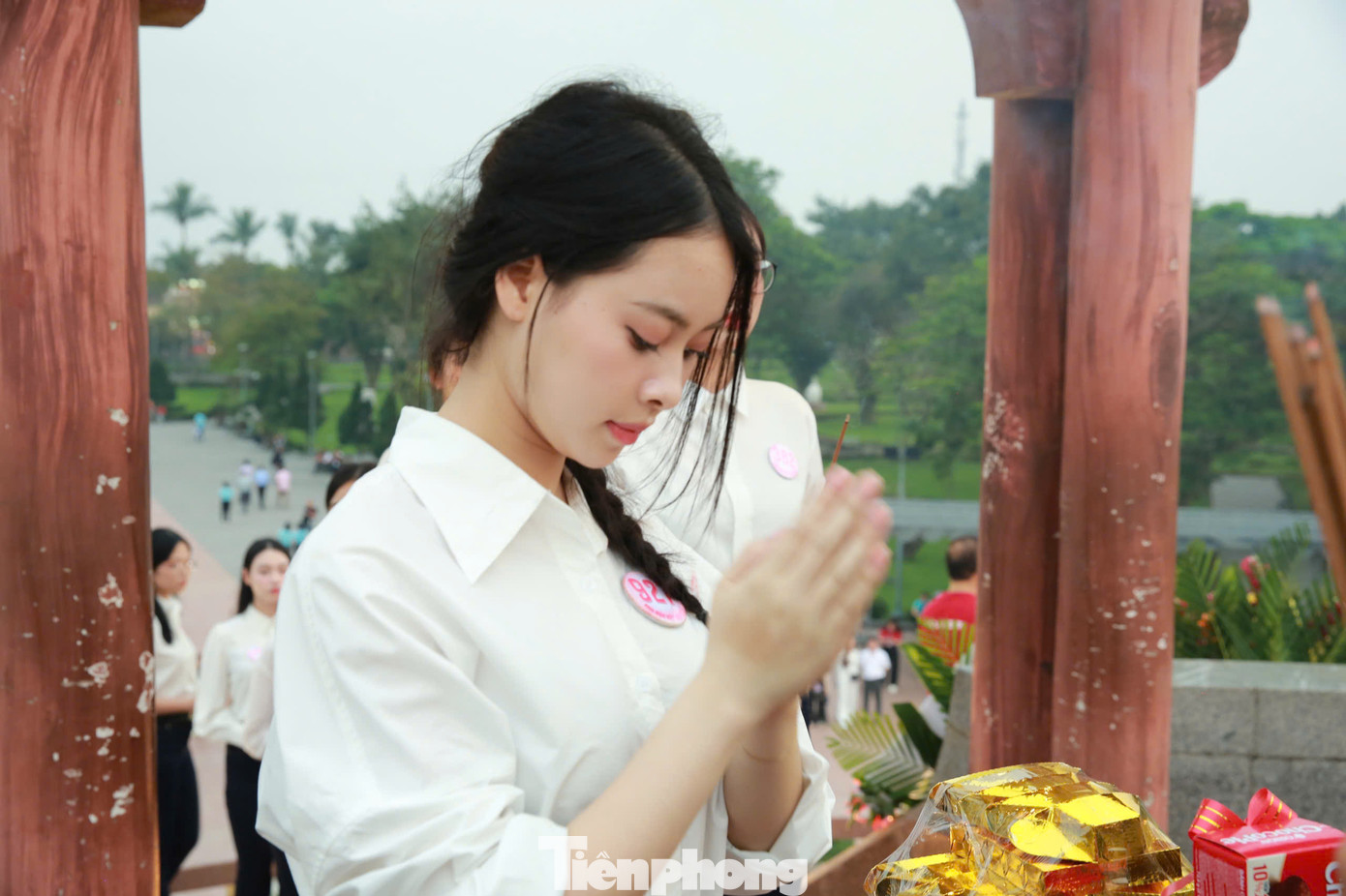 Thí sinh thành kính dâng hương, tri ân những chiến sĩ hy sinh vì độc lập tự do nước nhà.