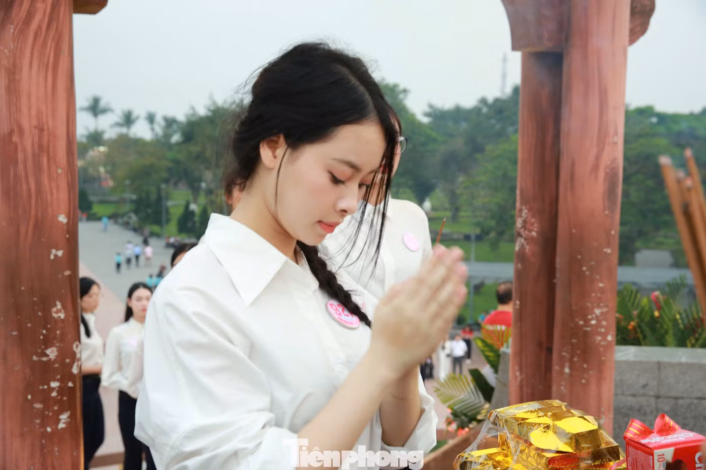 Thí sinh thành kính dâng hương, tri ân những chiến sĩ hy sinh vì độc lập tự do nước nhà.