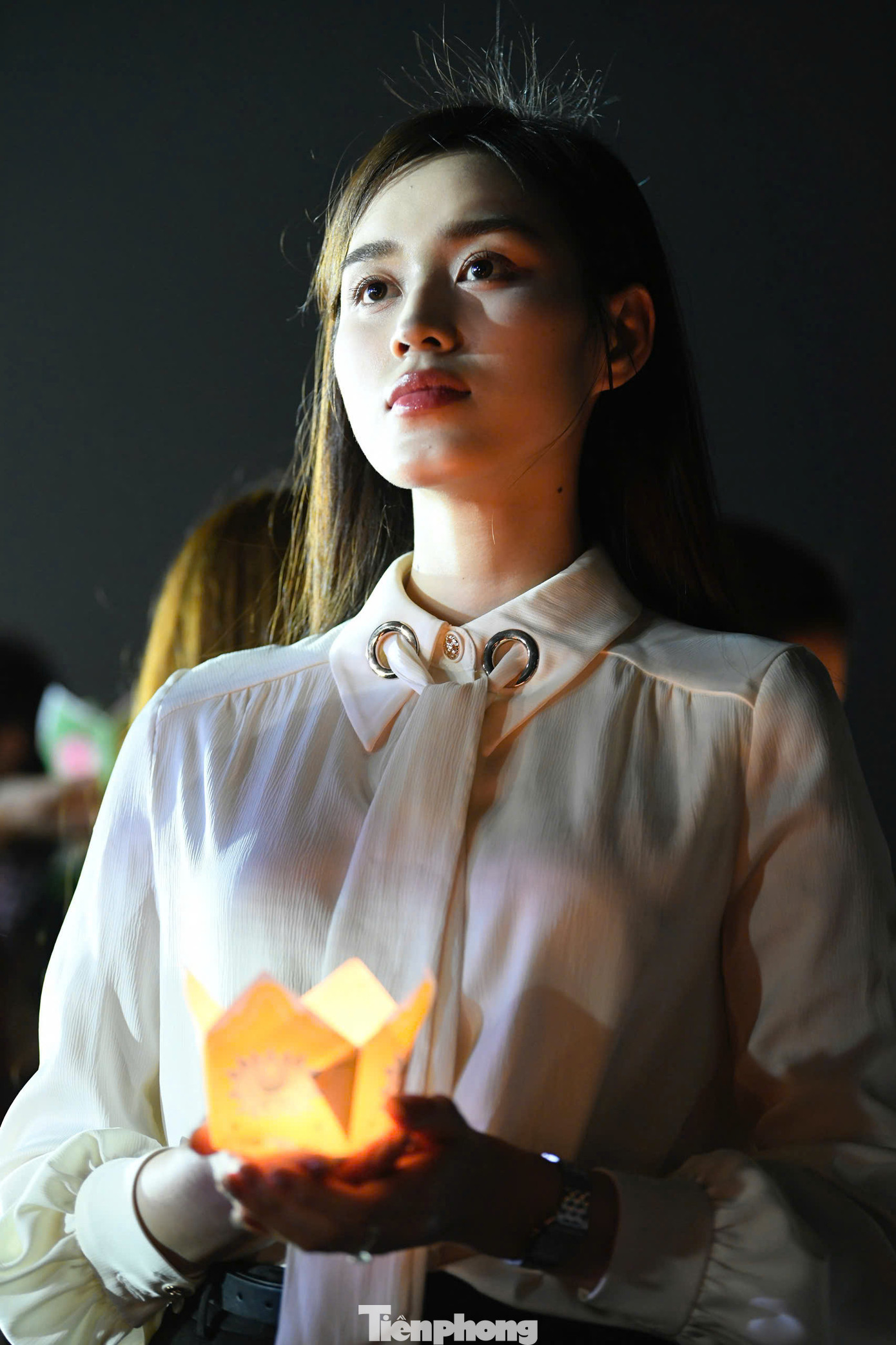 Những đóa hoa thể hiện lòng biết ơn sâu sắc, truyền thống và đạo lý uống nước nhớ nguồn của thế hệ sau đối với những bậc tiền nhân.