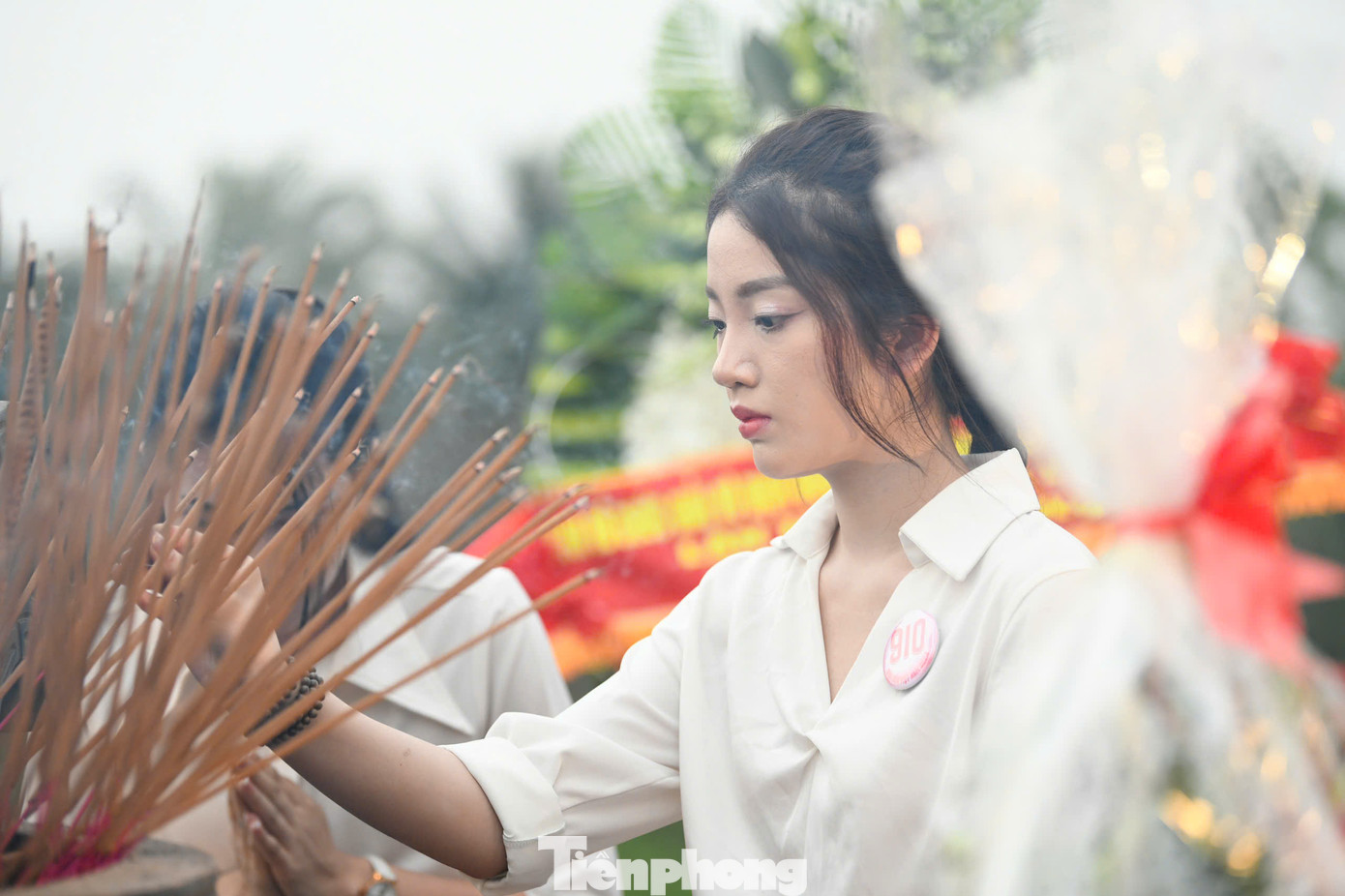 Thí sinh thành kính dâng hương, tri ân những chiến sĩ hy sinh vì độc lập tự do nước nhà.