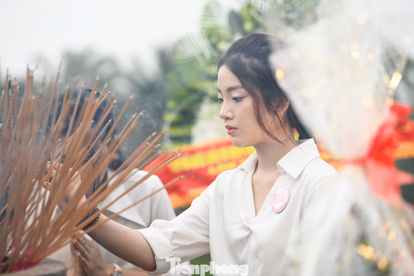 Thí sinh thành kính dâng hương, tri ân những chiến sĩ hy sinh vì độc lập tự do nước nhà.