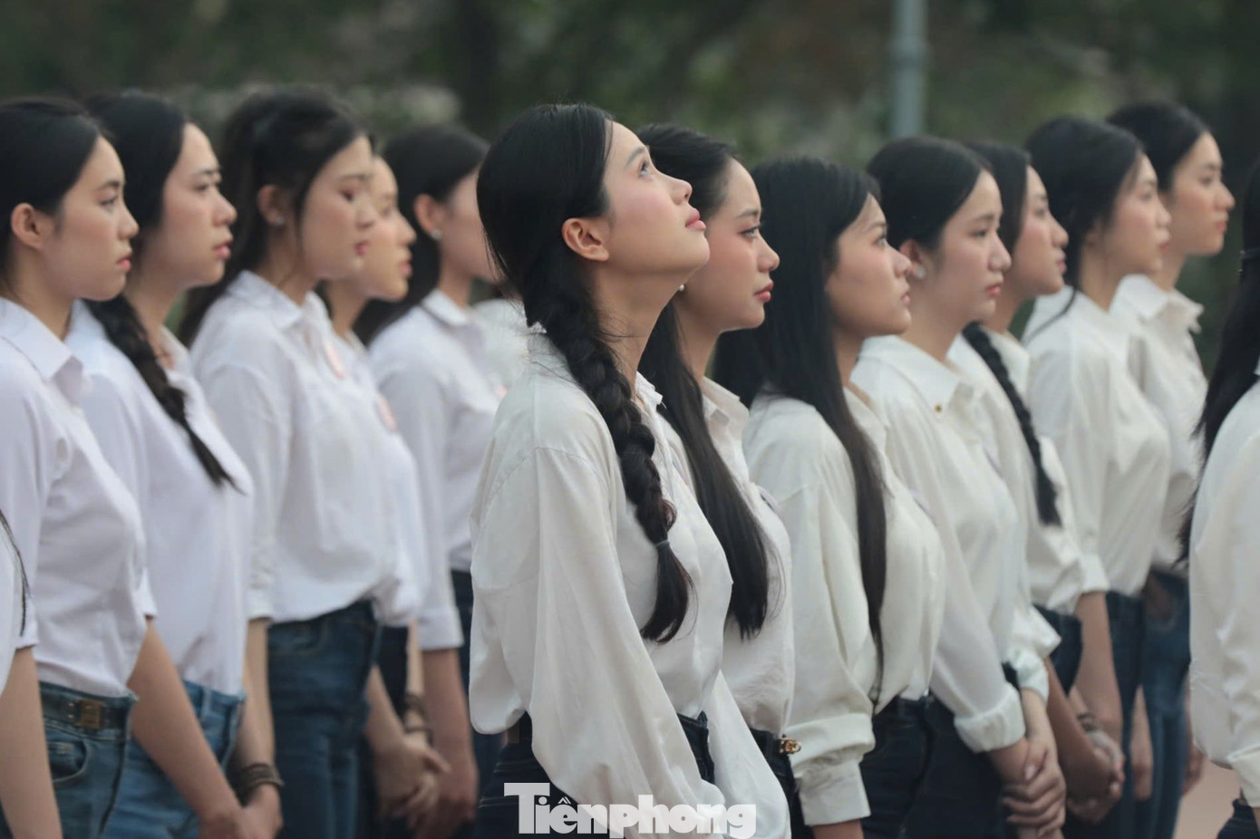 Nhiều cô gái phải ngước mắt lên trời để ngăn những giọt nước mắt rơi xuống.