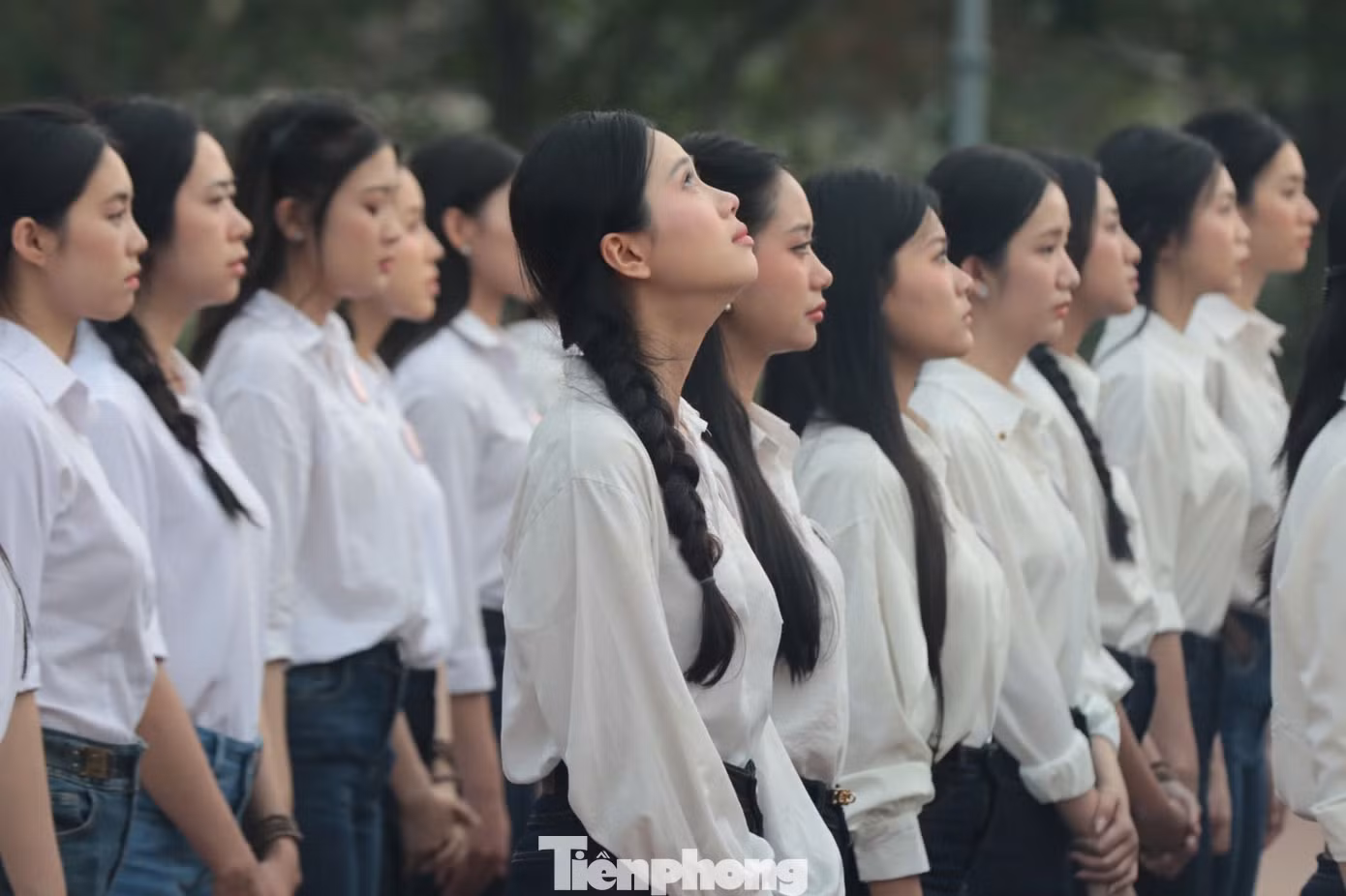 Nhiều cô gái phải ngước mắt lên trời để ngăn những giọt nước mắt rơi xuống.