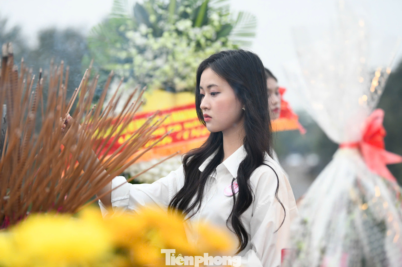 Thí sinh thành kính dâng hương, tri ân những chiến sĩ hy sinh vì độc lập tự do nước nhà.