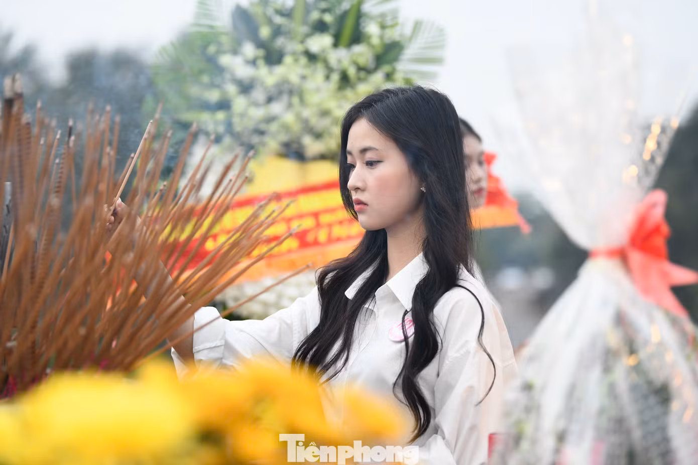 Thí sinh thành kính dâng hương, tri ân những chiến sĩ hy sinh vì độc lập tự do nước nhà.