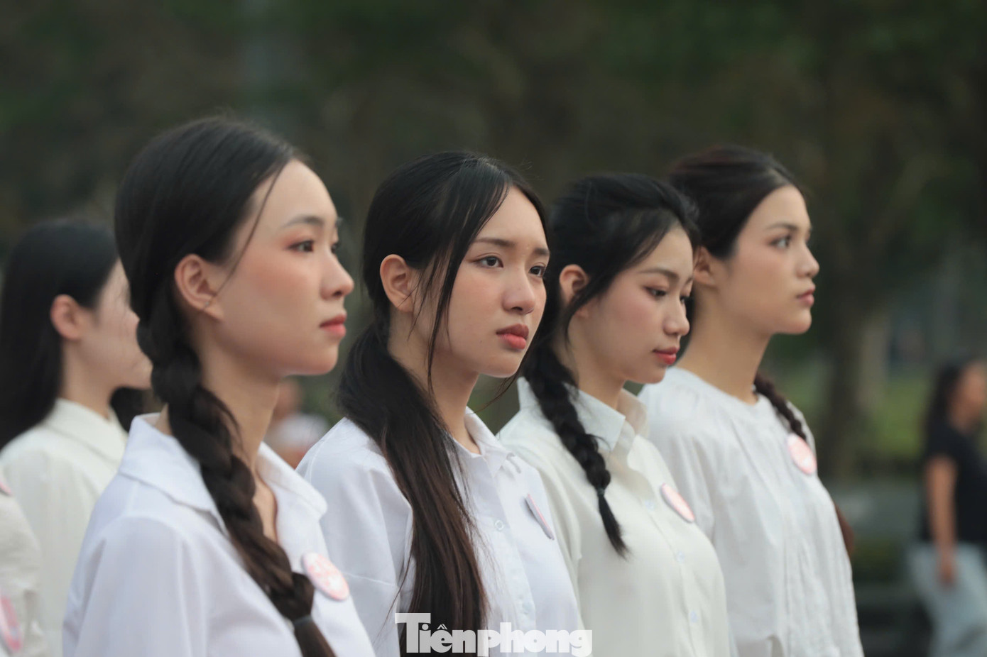 Thí sinh Hà Thị Giang Thanh xúc động khi có mặt tại di tích Thành cổ Quảng Trị để tưởng niệm, tri ân những anh hùng liệt sĩ. "Tôi không kìm được nước mắt khi tham gia hoạt động này. Câu chuyện về cuộc chiến ở Thành cổ Quảng Trị được thể hiện qua phim Mùi cỏ cháynên khi đến đây tôi bất giác nhớ đến những cảnh trong phim và không kìm được nước mắt", Giang Thanh chia sẻ.