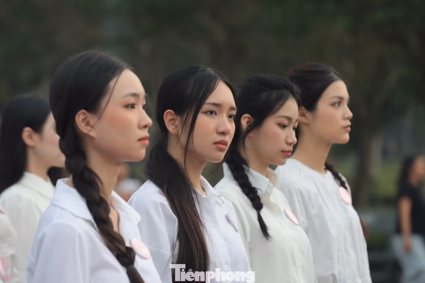 Thí sinh Hà Thị Giang Thanh xúc động khi có mặt tại di tích Thành cổ Quảng Trị để tưởng niệm, tri ân những anh hùng liệt sĩ. "Tôi không kìm được nước mắt khi tham gia hoạt động này. Câu chuyện về cuộc chiến ở Thành cổ Quảng Trị được thể hiện qua phim Mùi cỏ cháynên khi đến đây tôi bất giác nhớ đến những cảnh trong phim và không kìm được nước mắt", Giang Thanh chia sẻ.
