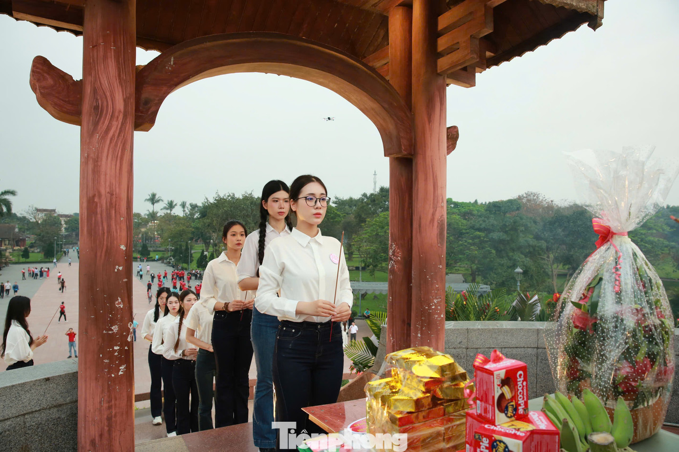 Trong chiến tranh, Quảng Trị là địa bàn bị đánh phá ác liệt. Tại đây có nhiều ngôi mộ tập thể và hàng nghìn mộ chiến sĩ chưa xác định danh tính.