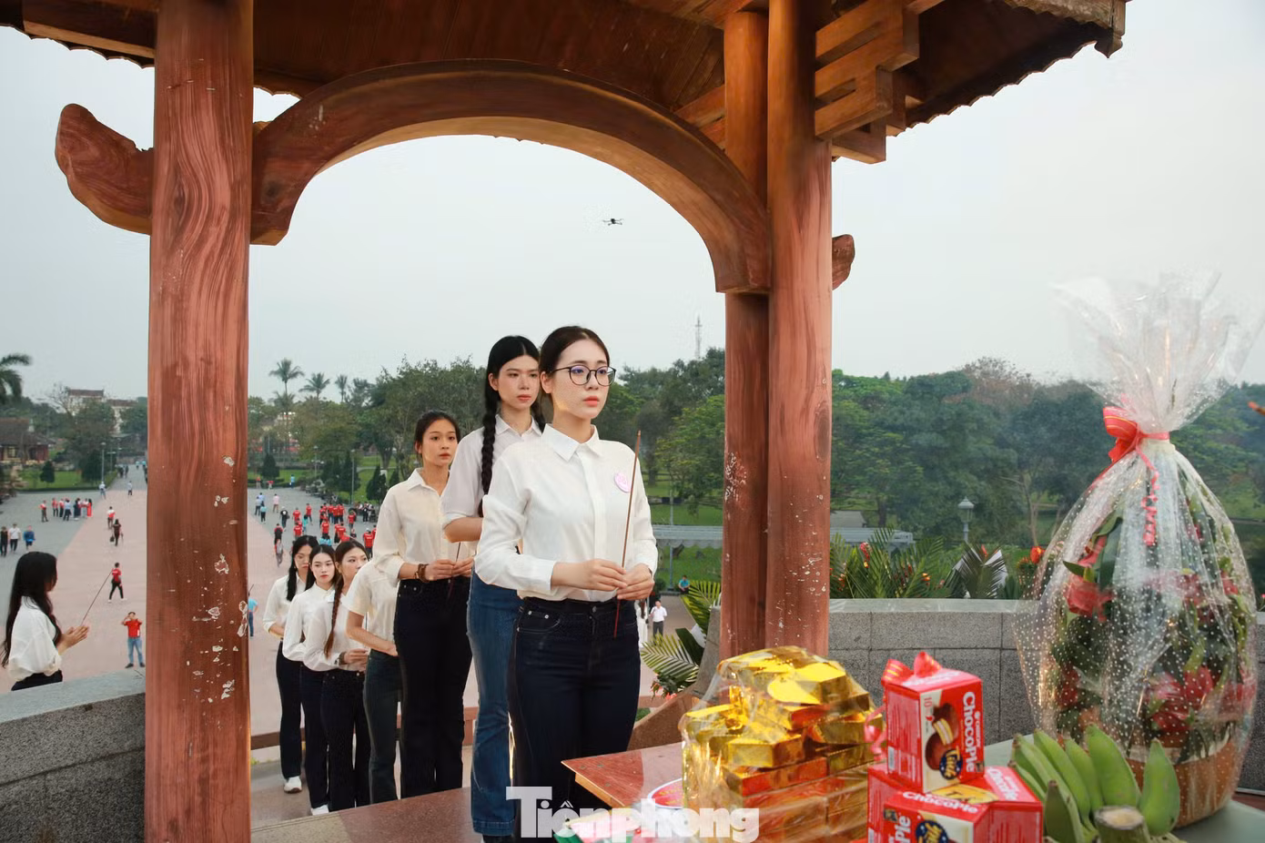 Trong chiến tranh, Quảng Trị là địa bàn bị đánh phá ác liệt. Tại đây có nhiều ngôi mộ tập thể và hàng nghìn mộ chiến sĩ chưa xác định danh tính.
