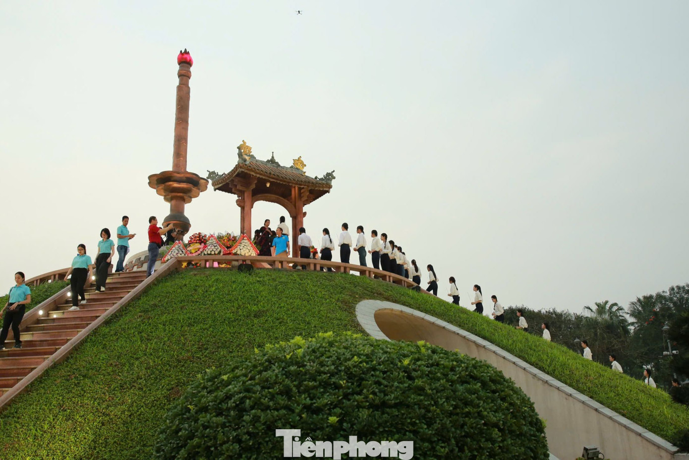 Nhiều thí sinh bày tỏ sự xúc động khi bước vào di tích, dâng hương lên các anh hùng liệt sĩ đã nằm xuống vì hòa bình của đất nước. Hàng nghìn người đã hy sinh để có được hòa bình như ngày hôm nay. Điều này càng nhắc nhớ thế hệ trẻ về trách nhiệm, sự cống hiến cho xã hội, đất nước.