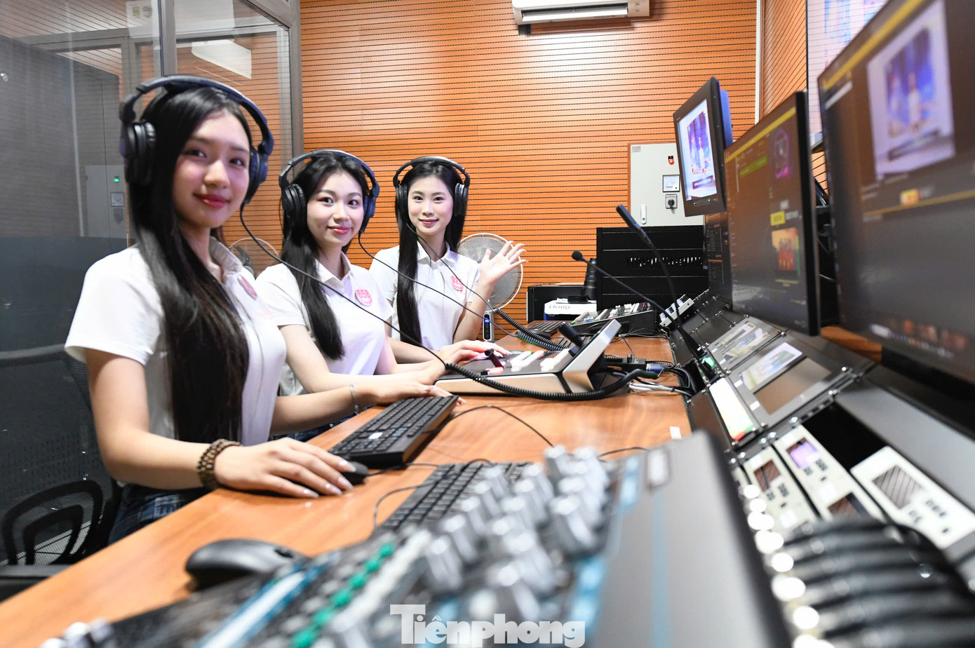 Thí sinh Hoa hậu Việt Nam được hướng dẫn sử dụng bàn điều khiển của trường quay. Dịp này các thí sinh được trải nghiệm làm đạo diễn trường quay, cách sản xuất nên một bản tin của báo Tiền Phong.