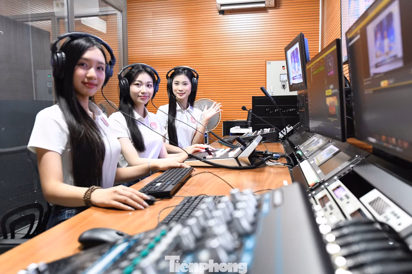 Thí sinh Hoa hậu Việt Nam được hướng dẫn sử dụng bàn điều khiển của trường quay. Dịp này các thí sinh được trải nghiệm làm đạo diễn trường quay, cách sản xuất nên một bản tin của báo Tiền Phong.