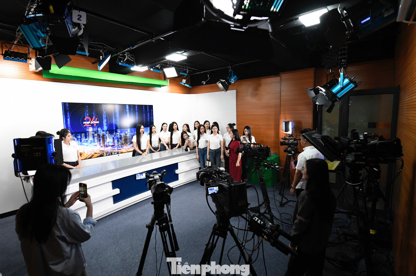 Chiều 15/4, top 41 Hoa hậu Việt Nam 2024 đến thăm và có buổi giao lưu tại báo Tiền Phong - nơi khai sinh ra cuộc thi sắc đẹp uy tín và lâu đời hàng đầu Việt Nam.