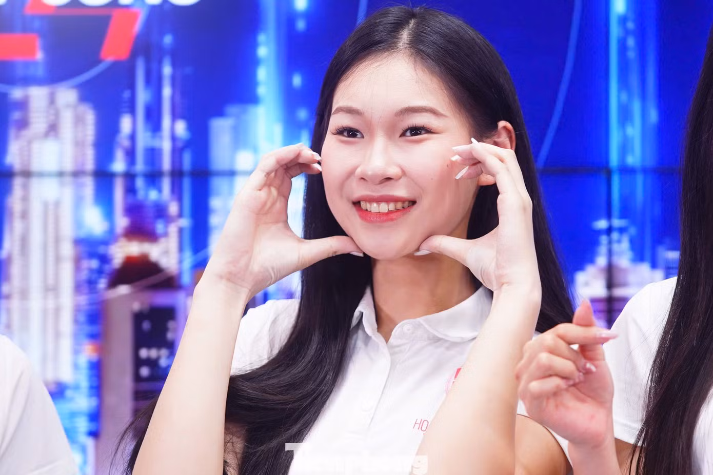 Với nhiều thí sinh đây là lần đầu thăm trường quay hiện đại - nơi sản xuất ra hàng nghìn sản phẩm cung cấp thông tin đa phương tiện cho độc giả, khán giả.