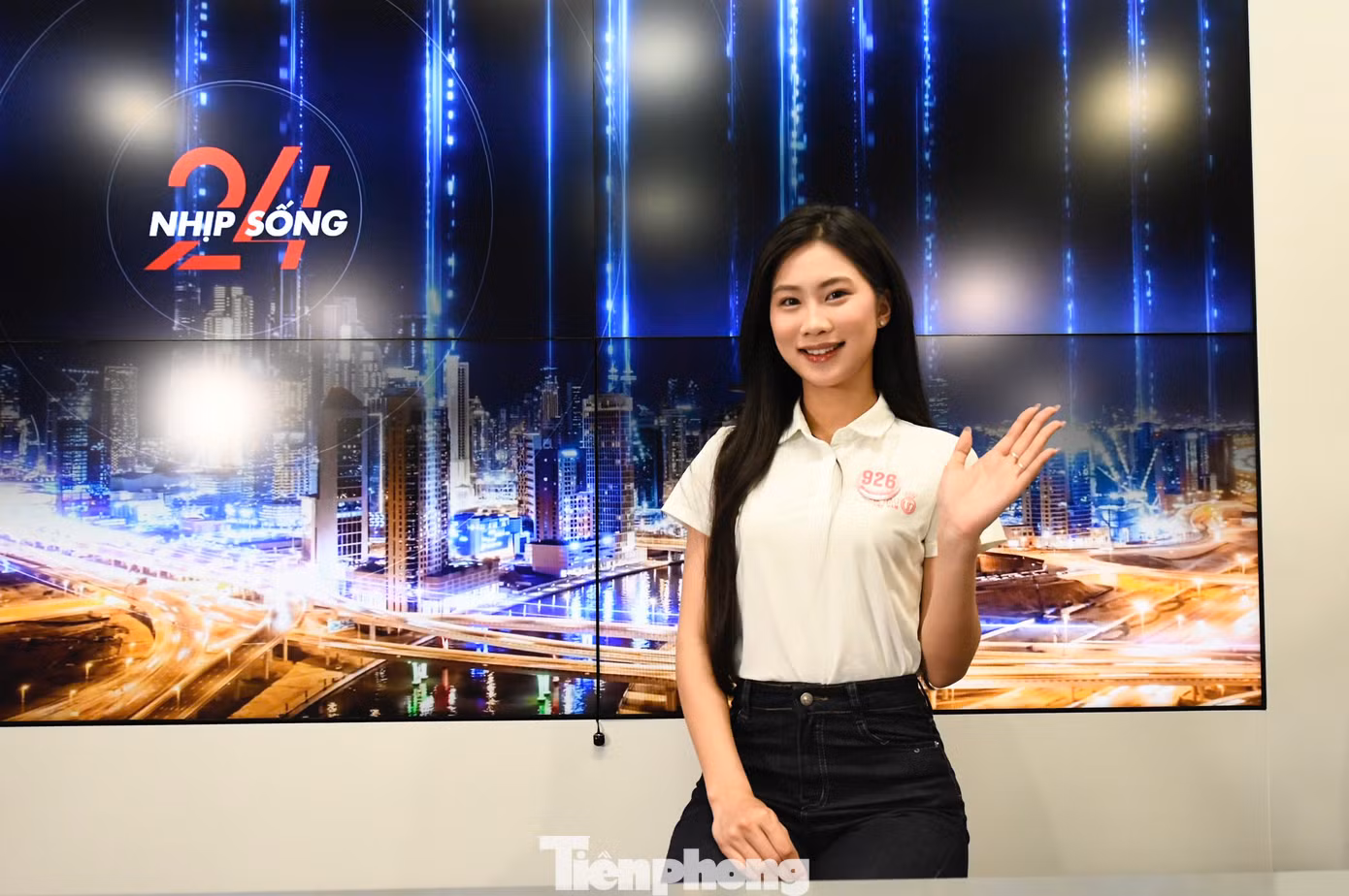 Thí sinh hào hứng tạo dáng trong trường quay báo Tiền Phong. Các cô gái bày tỏ sự thích thú khi thấy bản thân trên màn hình phát sóng giả định.