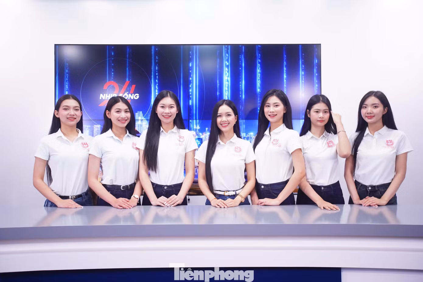 Các cô gái lựa chọn áo phông, quần jean đầy năng động đến tòa soạn báo Tiền Phong (15 Hồ Xuân Hương, Hai Bà Trưng, Hà Nội). 41 cô gái giao lưu, hỏi đáp cùng phóng viên, thăm trường quay và phòng, ban chuyên môn của báo - nơi sản xuất tin tức, phóng sự của tờ báo có tuổi đời 72 năm.