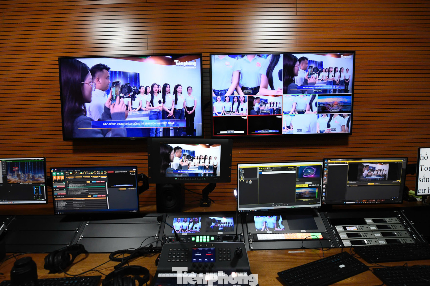 Dàn máy móc, thiết bị trong trường quay báo Tiền Phong được đầu tư kỹ lưỡng, cập nhật theo xu thế của nền báo chí trong nước và quốc tế.