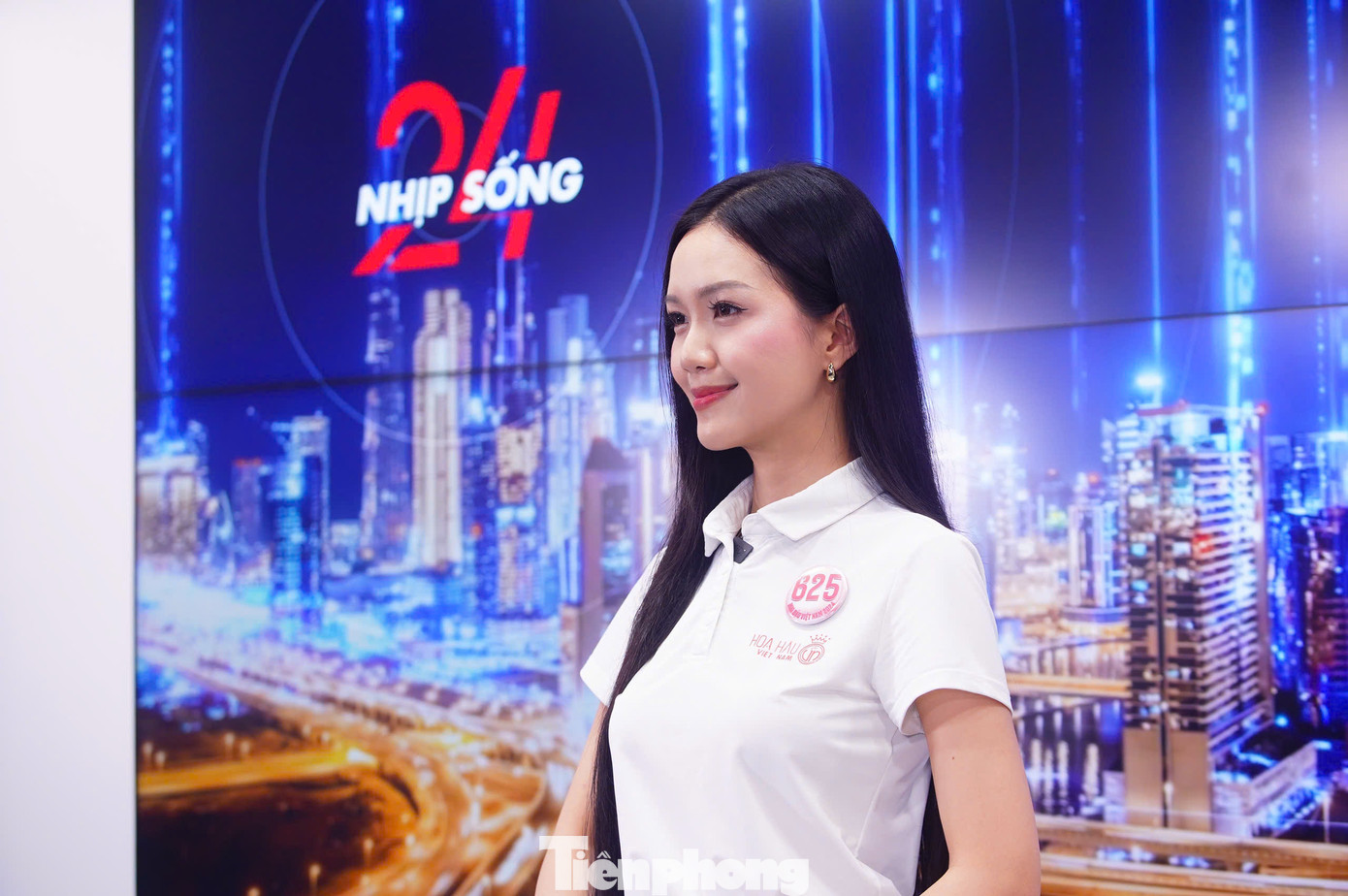 Thí sinh Hoa hậu Việt Nam 2024 trổ tài làm MC/BTV cho bản tin Nhịp sống 24 trên báo Tiền Phong. Nguyễn Hoàng Mỹ Vân (SBD: 625) - MC song ngữ tự do - không ngần ngại thể hiện tài năng của bản thân. Mỹ Vân nhanh chóng hoàn thành bản tin ngày 25/4 cùng với khách mời là 40 thí sinh Hoa hậu Việt Nam 2024 còn lại.